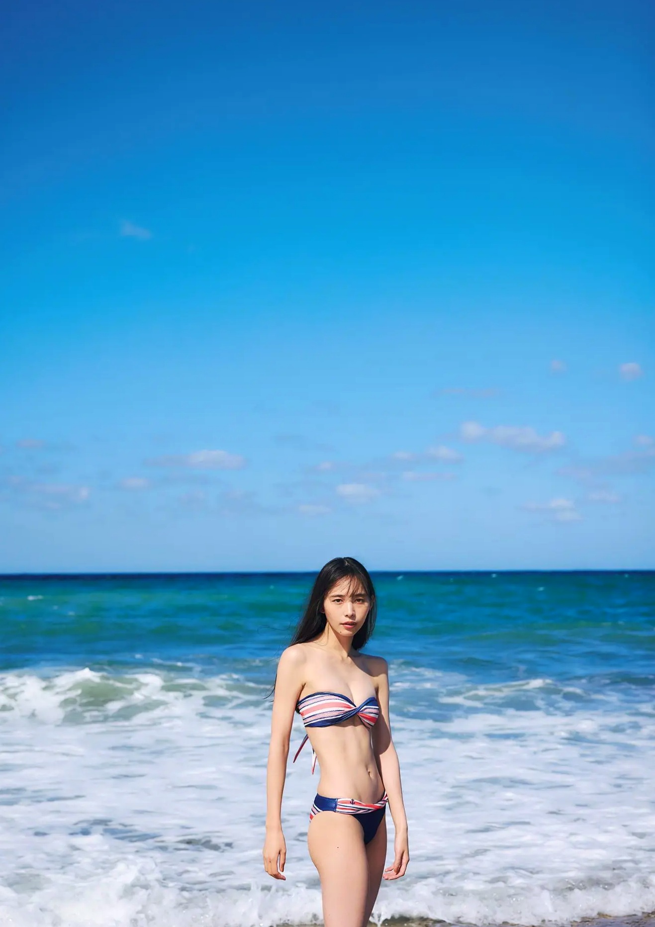 井桁弘恵《つかのま》写真:性感私房卧房与清新户外高挑美腿大片