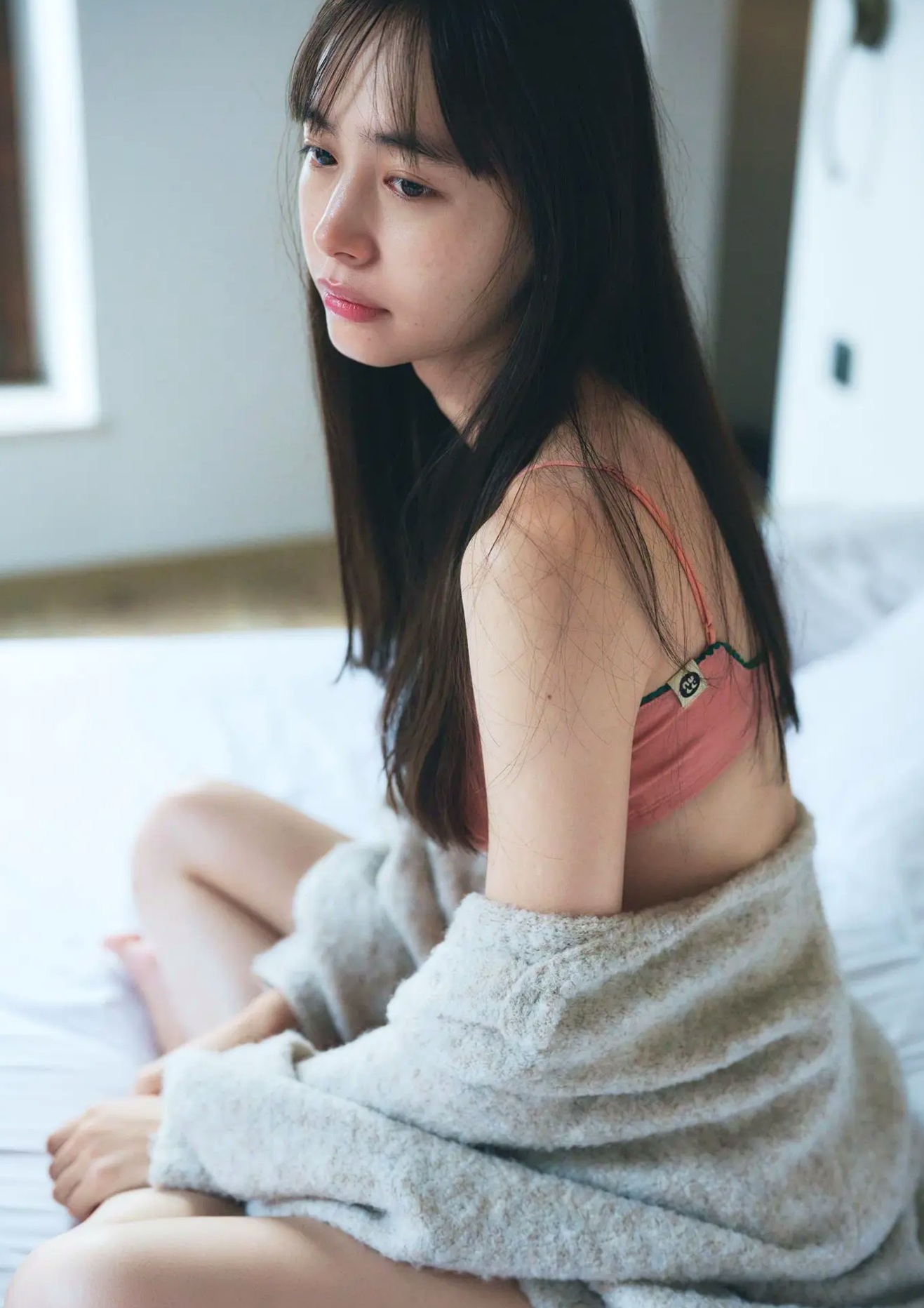 井桁弘恵《つかのま》写真:性感私房卧房与清新户外高挑美腿大片