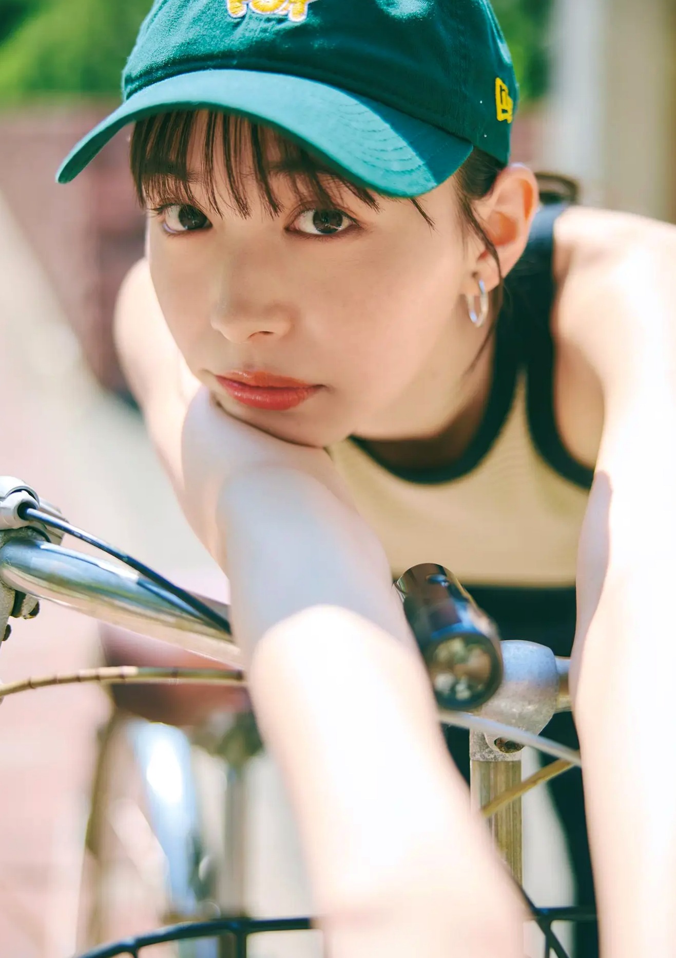 井桁弘恵《つかのま》写真:性感私房卧房与清新户外高挑美腿大片