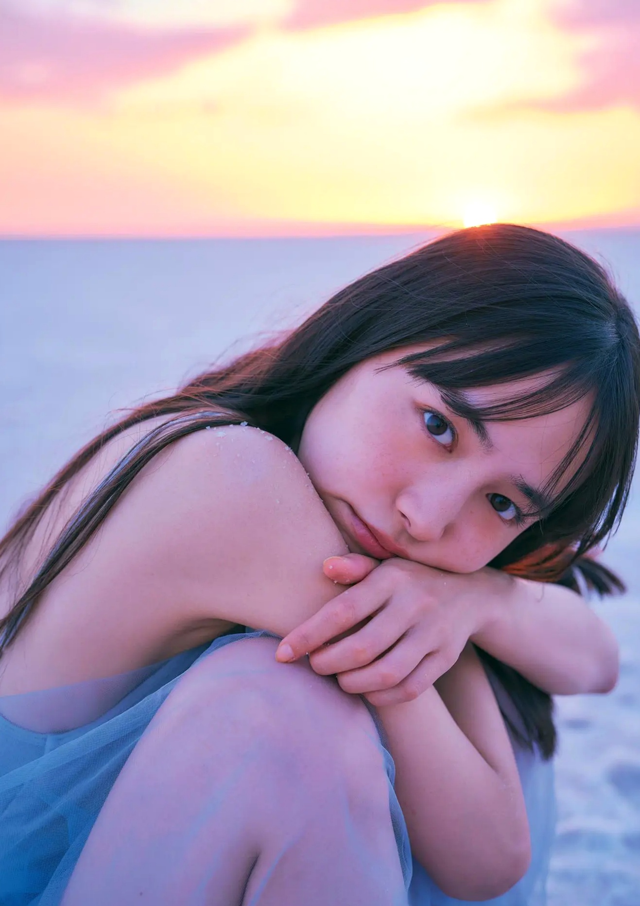 井桁弘恵《つかのま》写真:性感私房卧房与清新户外高挑美腿大片