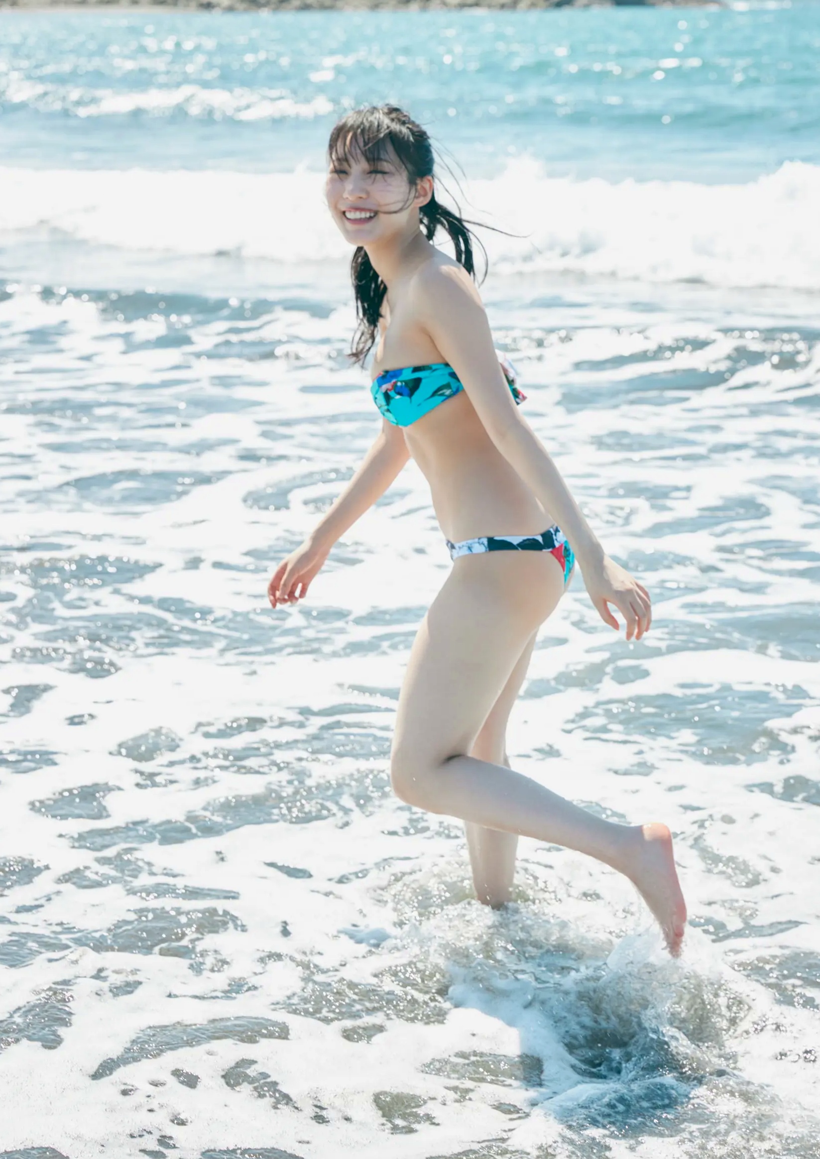 横野すみれ《続?No One》性感写真:街拍清新与泳池湿身内衣秀
