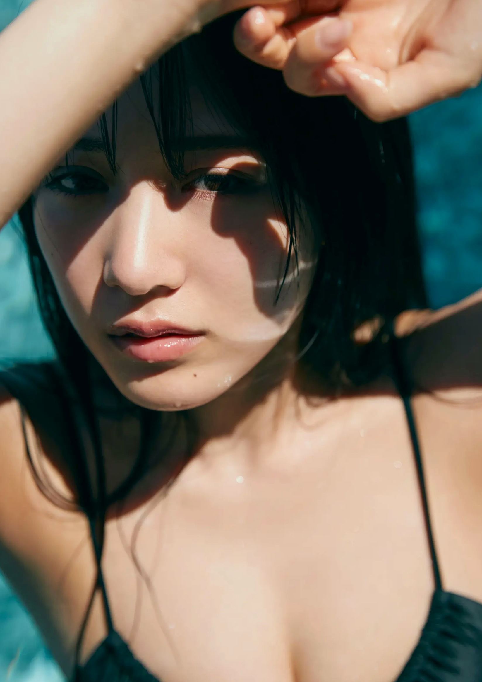 横野すみれ《続?No One》性感写真:街拍清新与泳池湿身内衣秀
