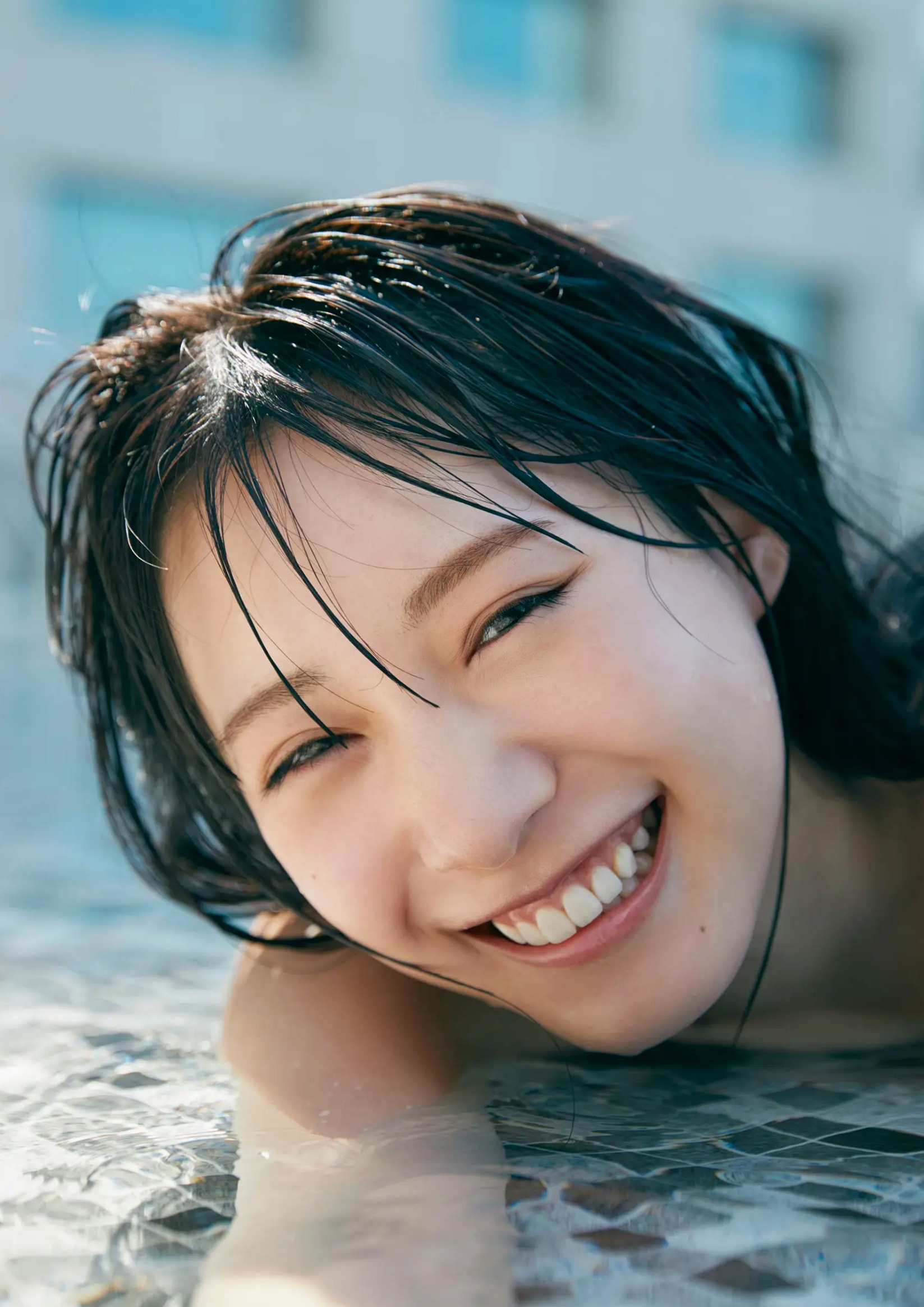 横野すみれ《続?No One》性感写真:街拍清新与泳池湿身内衣秀