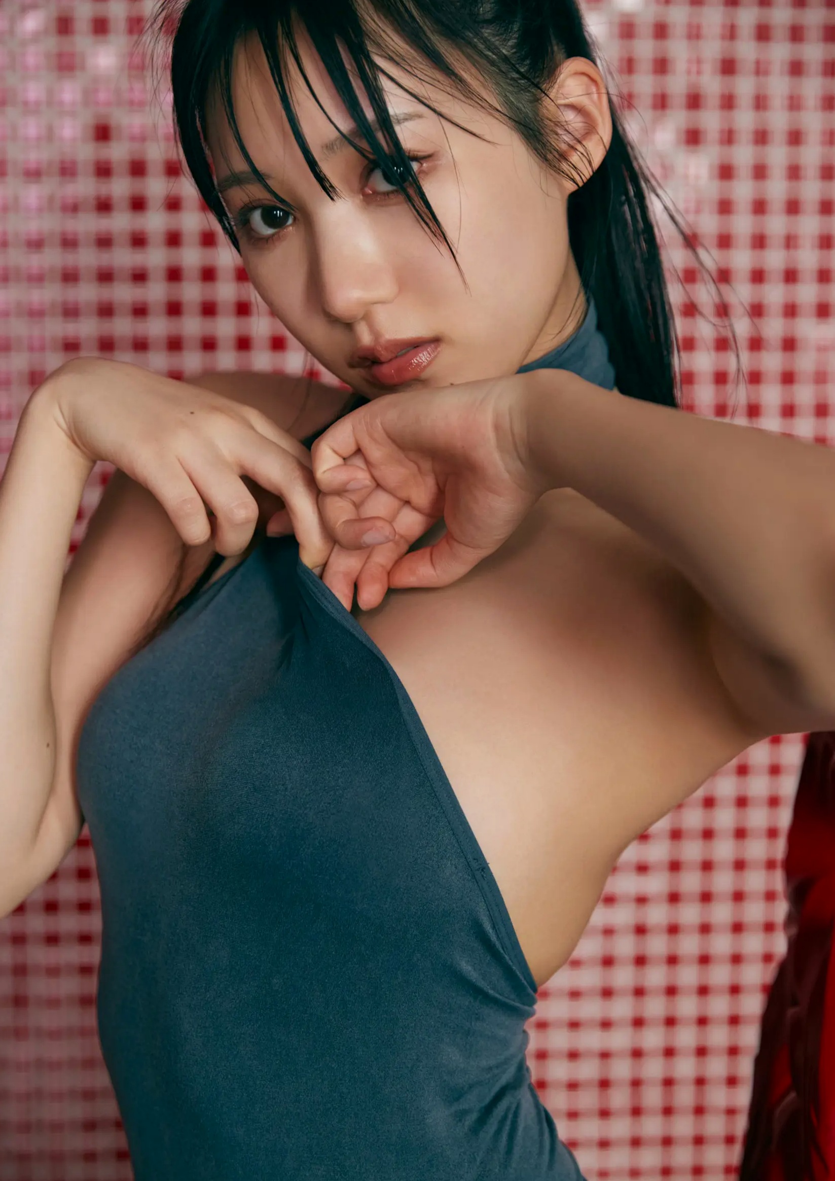 横野すみれ《続?No One》性感写真:街拍清新与泳池湿身内衣秀