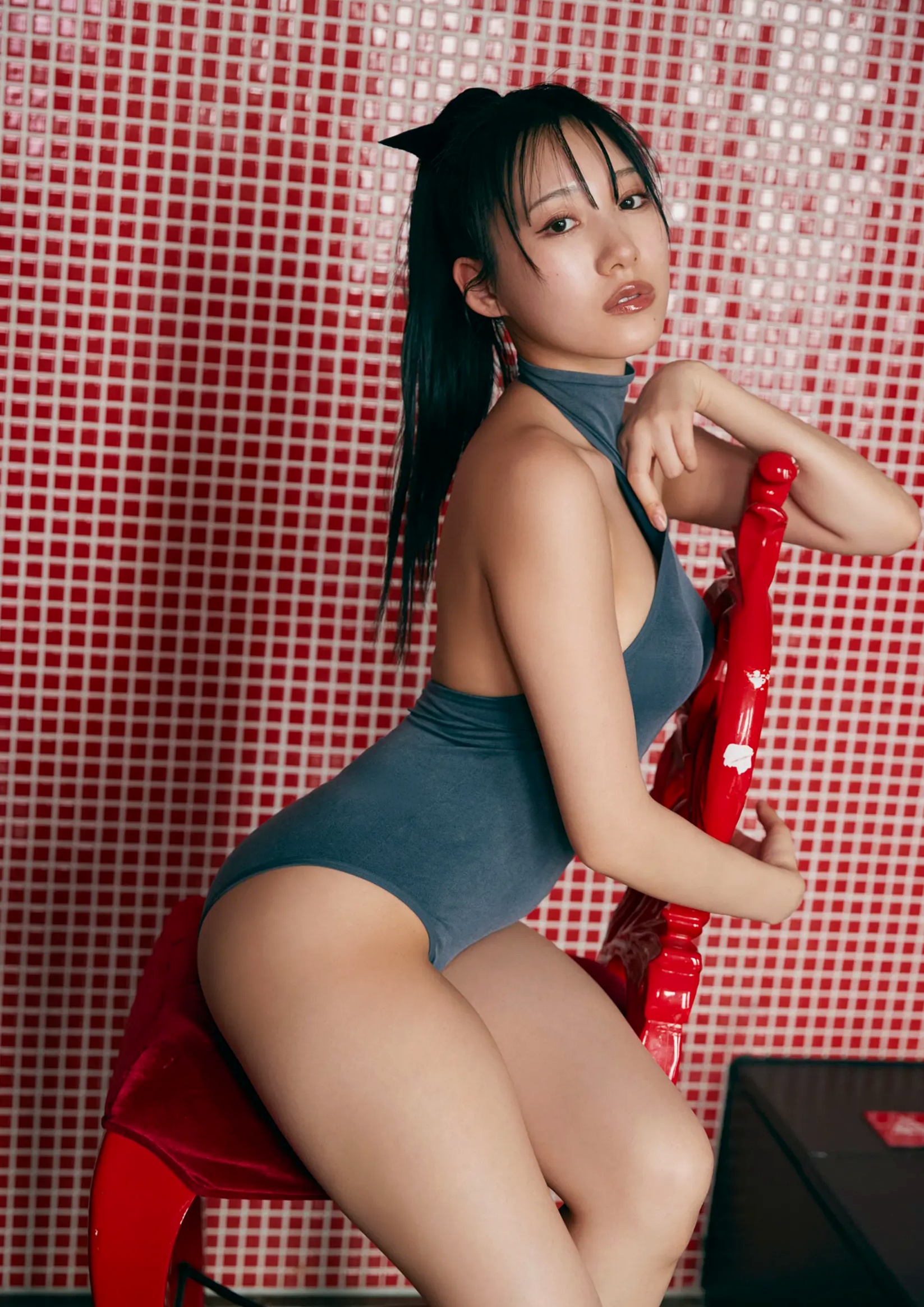 横野すみれ《続?No One》性感写真:街拍清新与泳池湿身内衣秀
