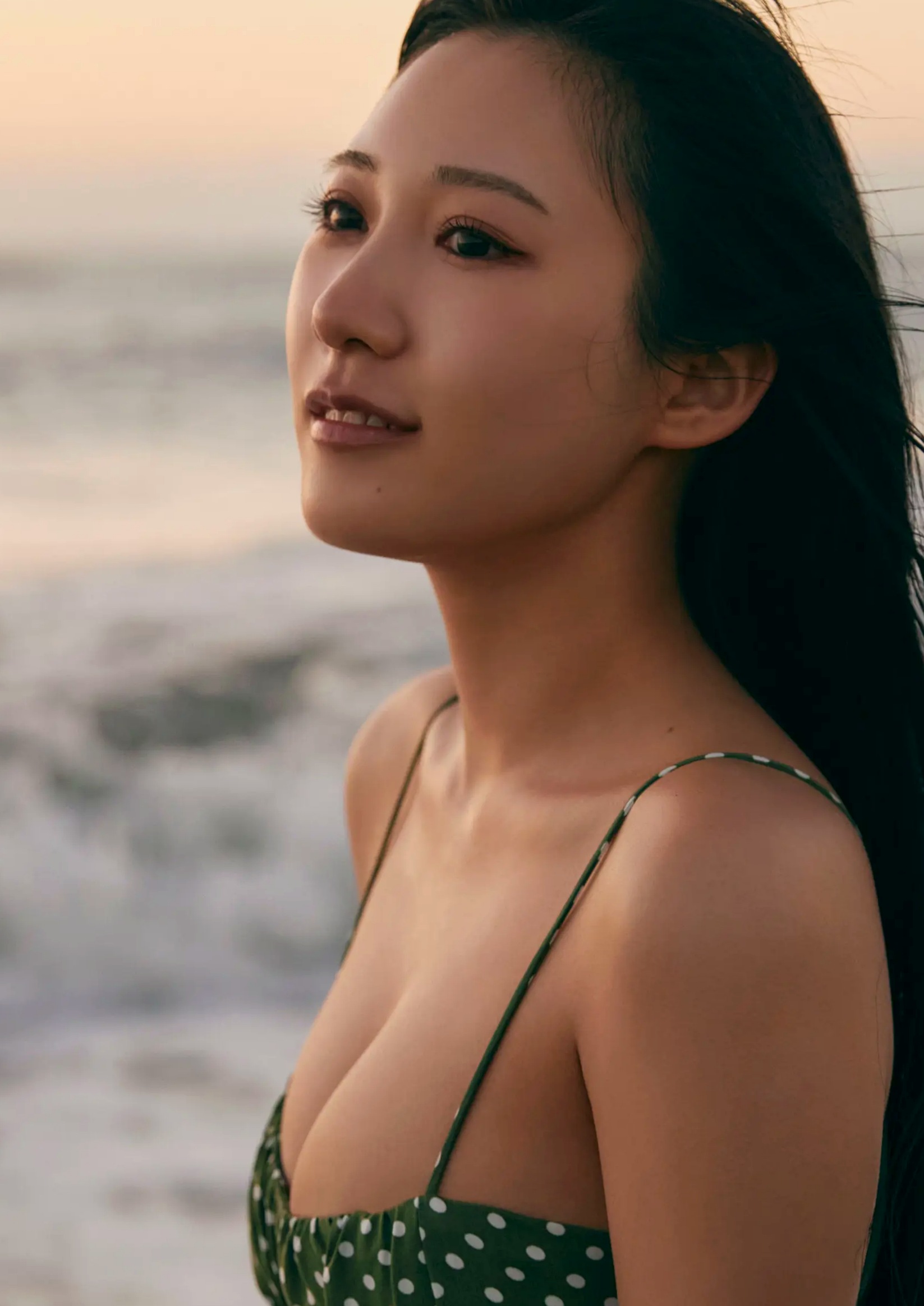 横野すみれ《続?No One》性感写真:街拍清新与泳池湿身内衣秀