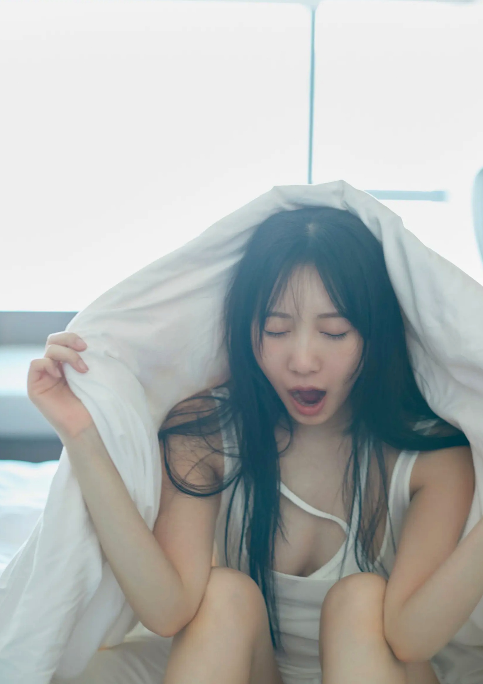 横野すみれ《続?No One》性感写真:街拍清新与泳池湿身内衣秀