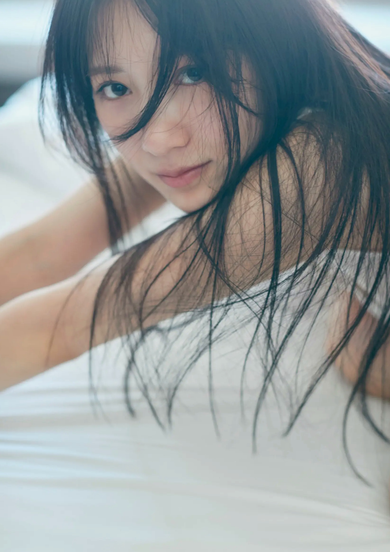 横野すみれ《続?No One》性感写真:街拍清新与泳池湿身内衣秀