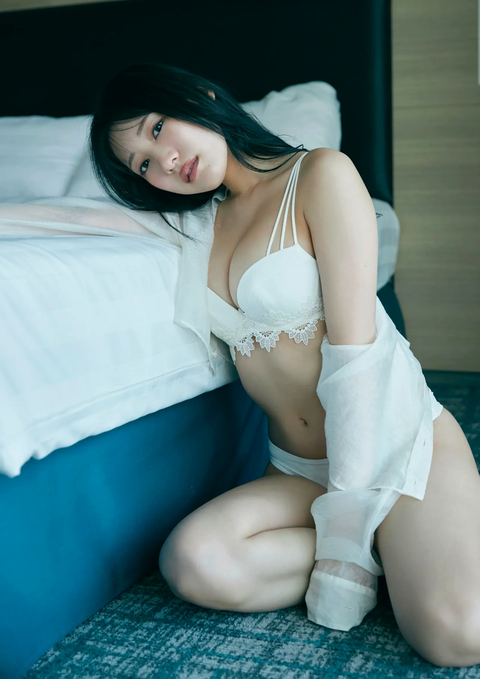 横野すみれ《続?No One》性感写真:街拍清新与泳池湿身内衣秀