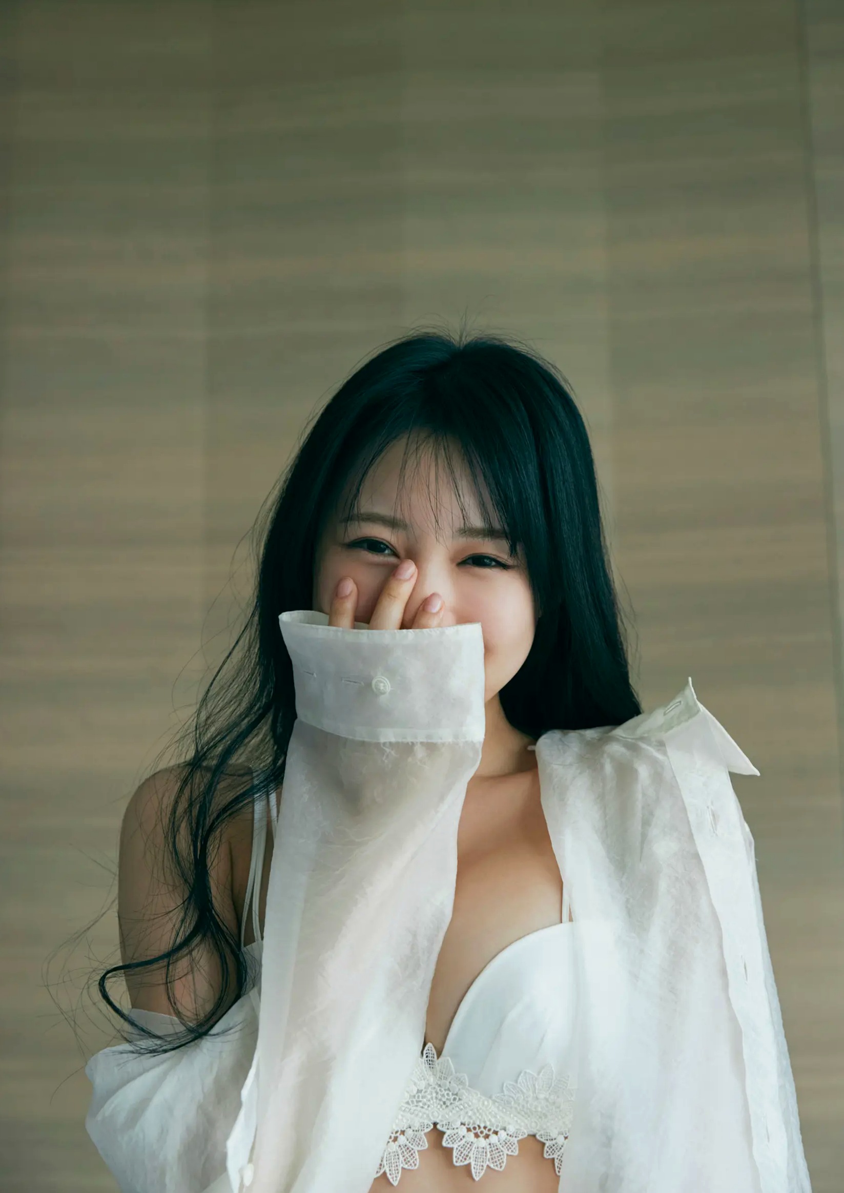 横野すみれ《続?No One》性感写真:街拍清新与泳池湿身内衣秀