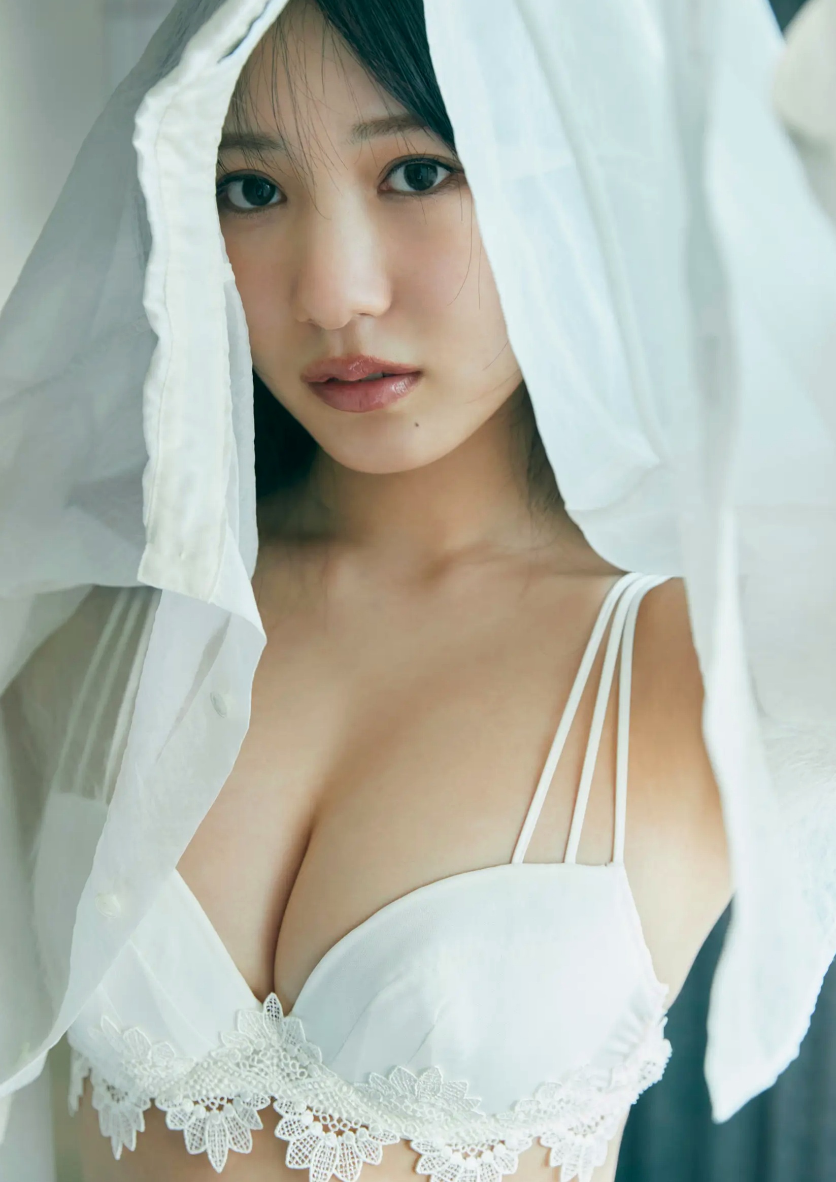 横野すみれ《続?No One》性感写真:街拍清新与泳池湿身内衣秀
