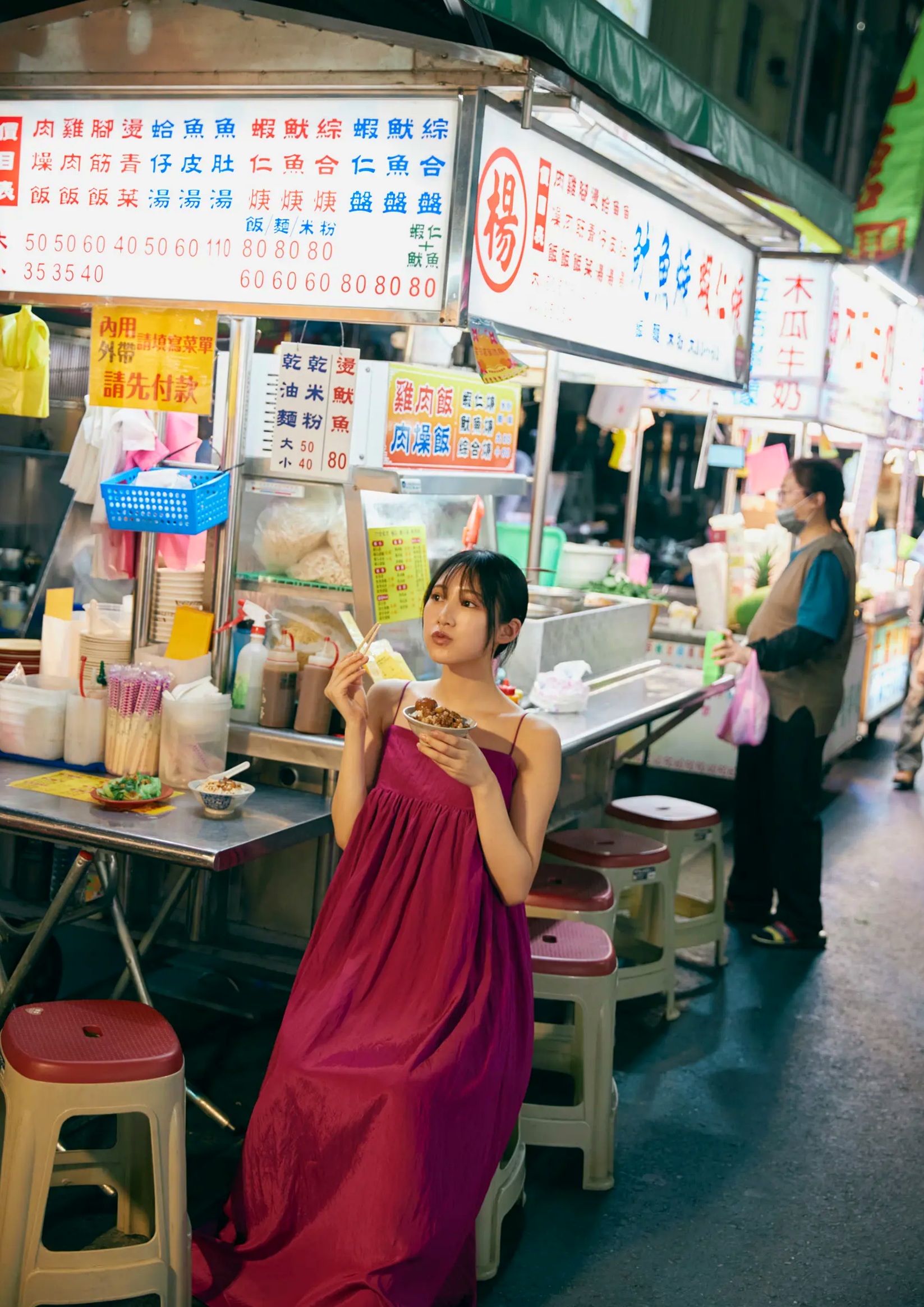 横野すみれ《続?No One》性感写真:街拍清新与泳池湿身内衣秀