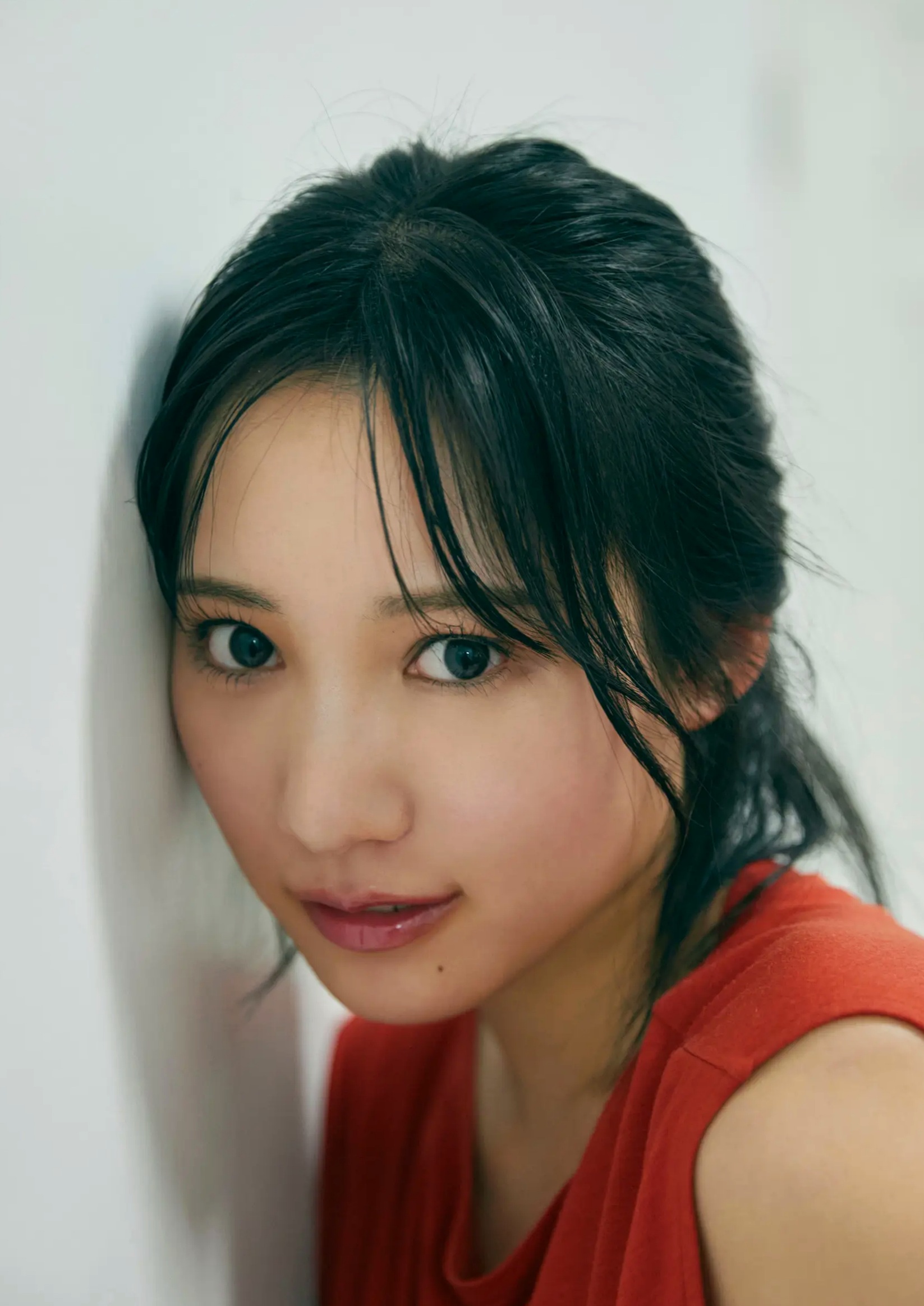 横野すみれ《続?No One》性感写真:街拍清新与泳池湿身内衣秀