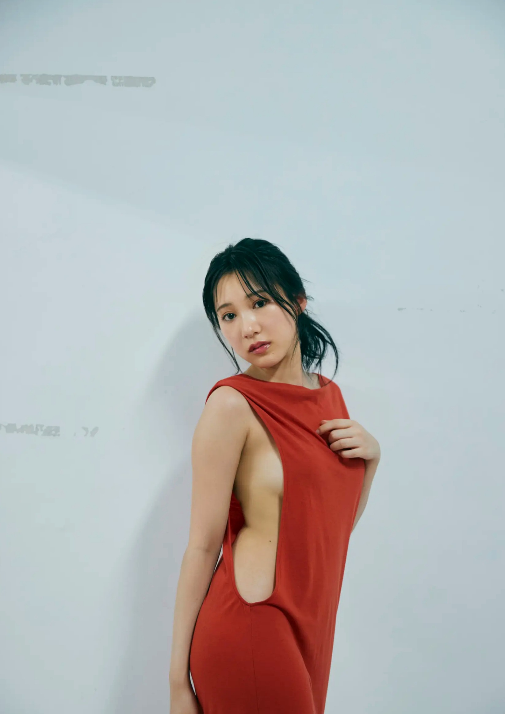 横野すみれ《続?No One》性感写真:街拍清新与泳池湿身内衣秀