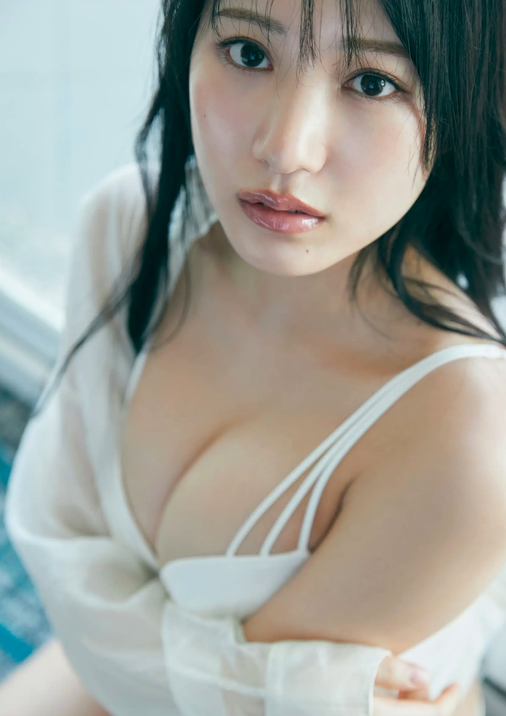 横野すみれ《続?No One》性感写真:街拍清新与泳池湿身内衣秀