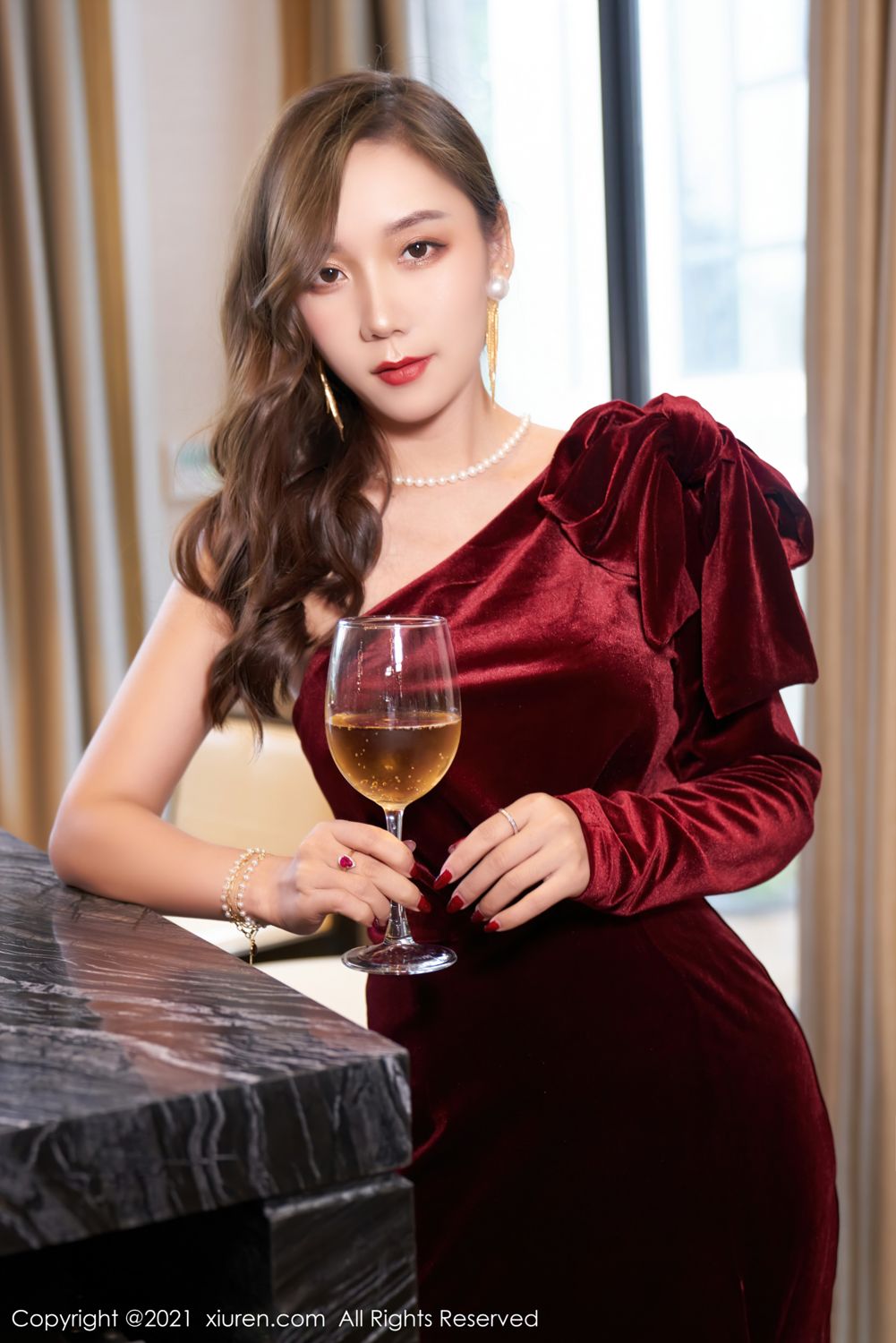 御姐模特艾静香 猩红华丽的礼裙