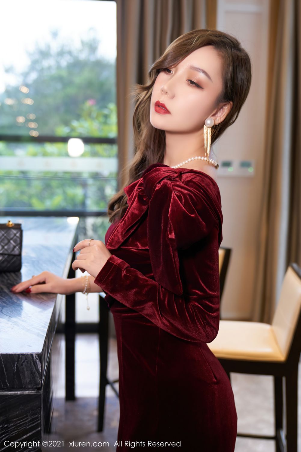 御姐模特艾静香 猩红华丽的礼裙