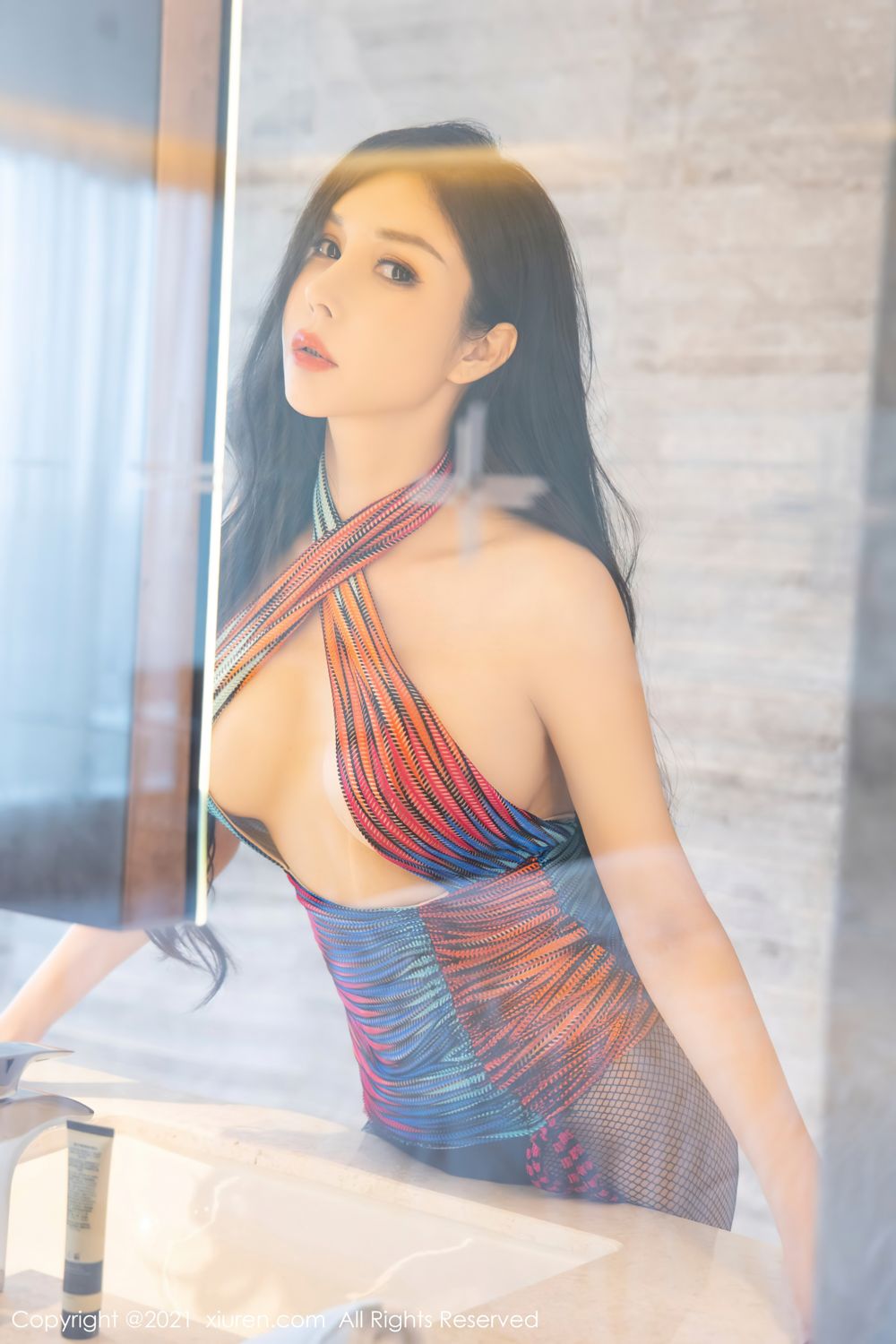 御姐模特田冰冰 绚丽多姿色彩礼服