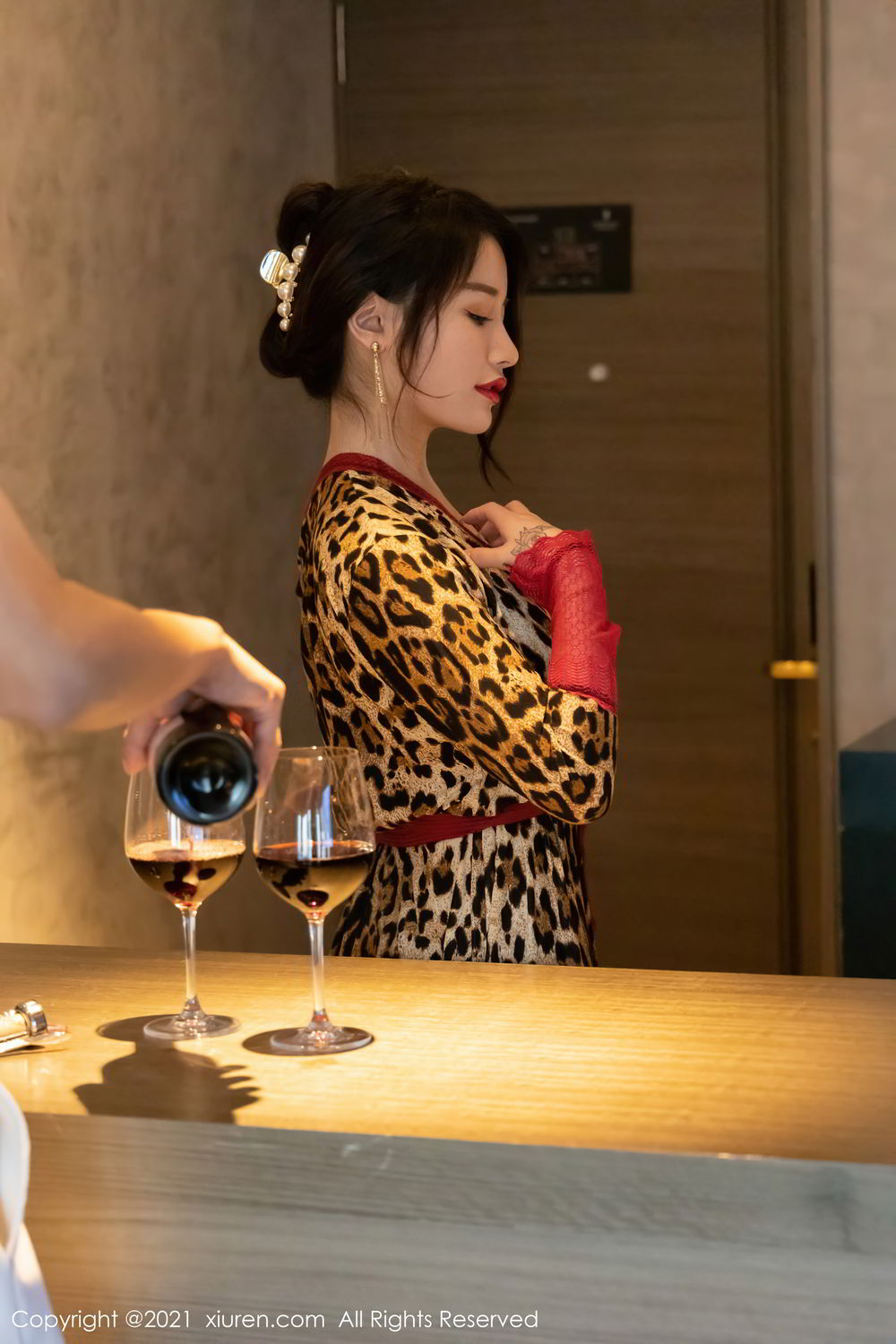 美七Mia的剧情主题 送瓶红酒到房间