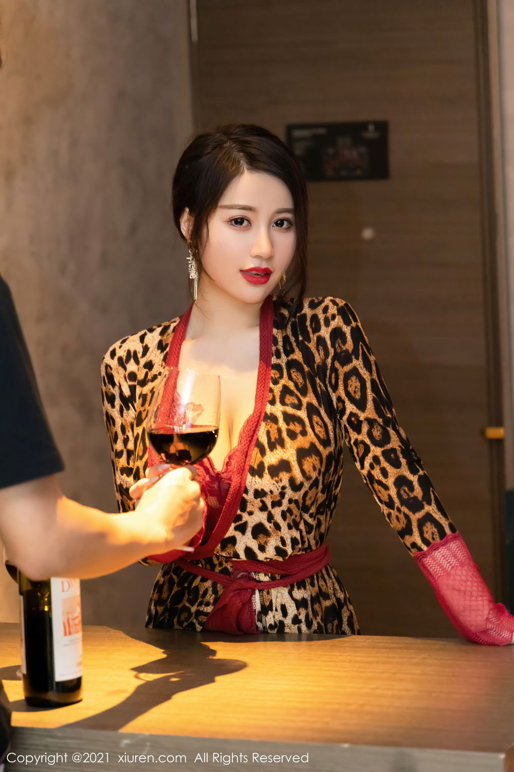 美七Mia的剧情主题 送瓶红酒到房间