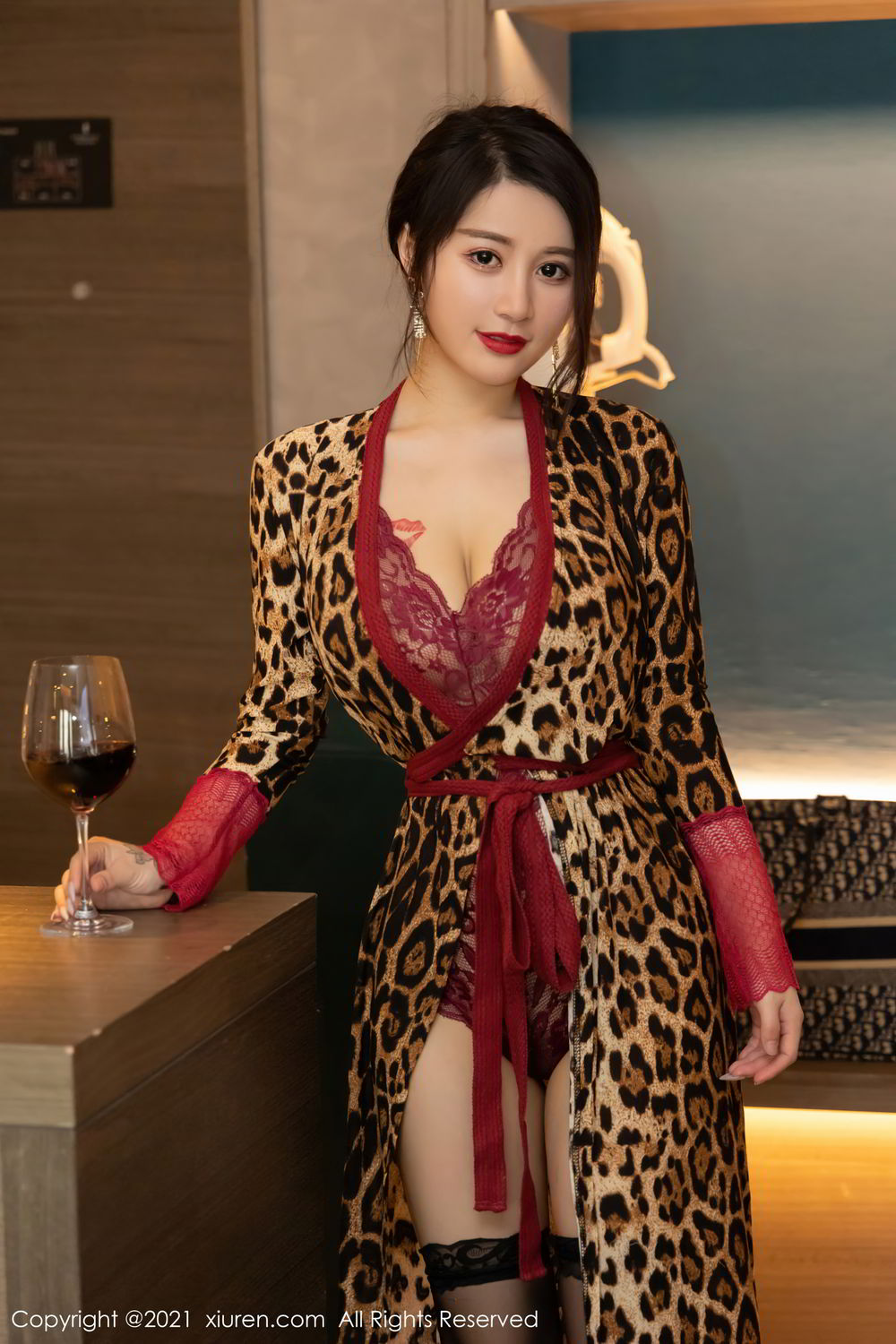 美七Mia的剧情主题 送瓶红酒到房间