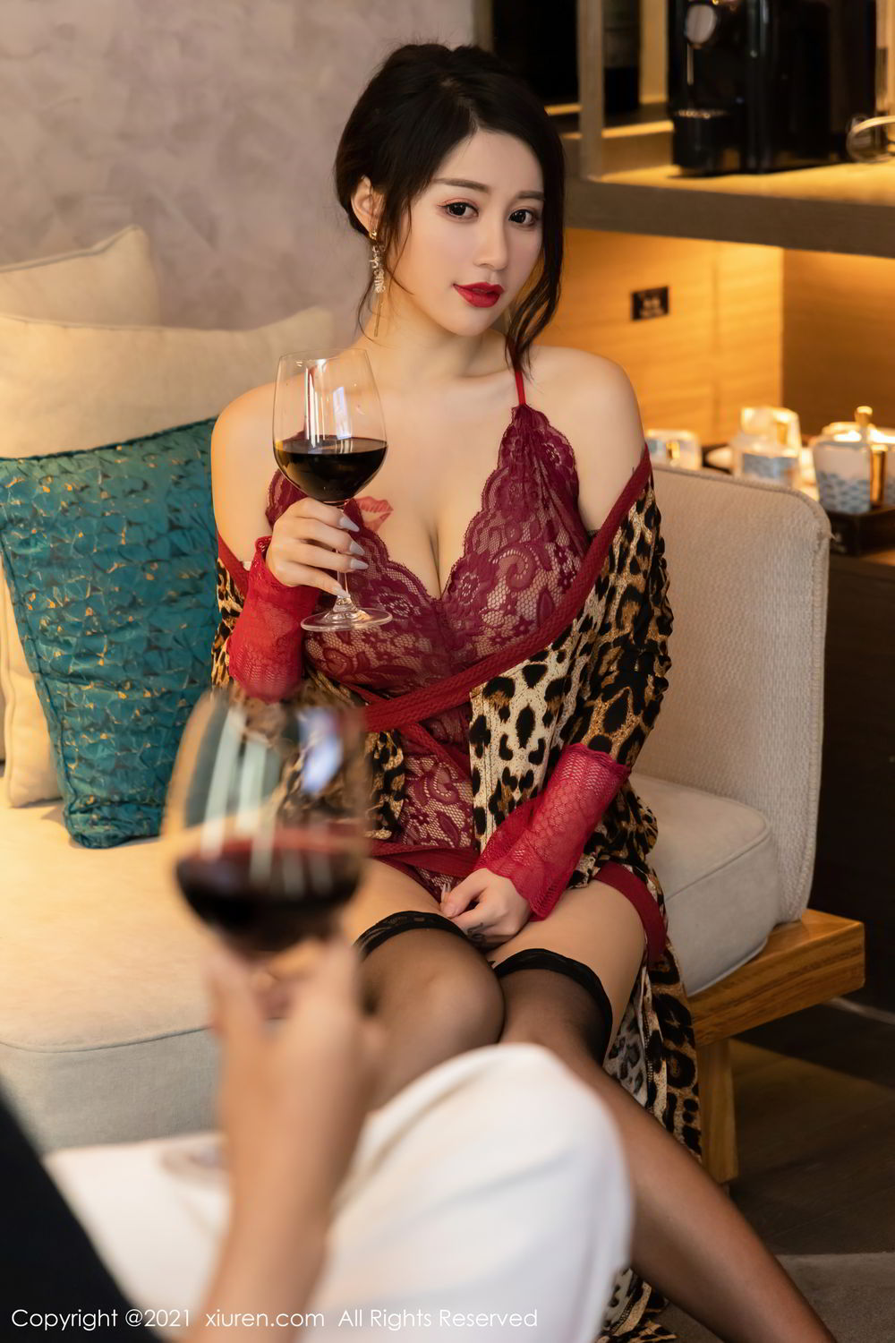 美七Mia的剧情主题 送瓶红酒到房间