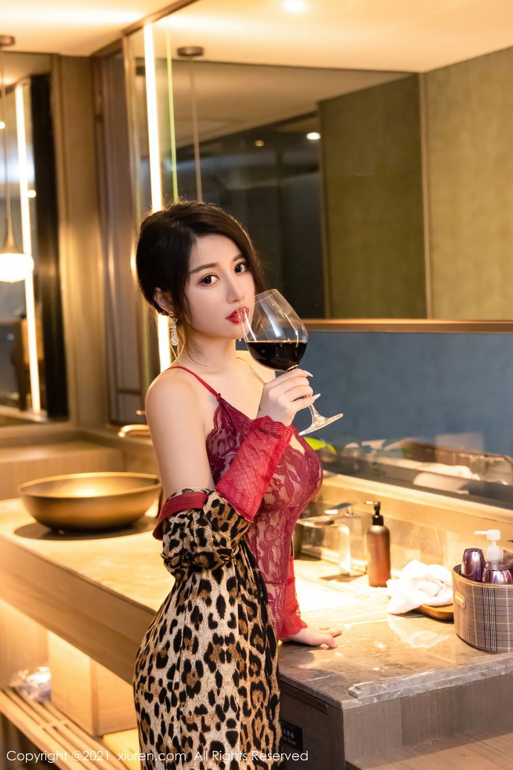 美七Mia的剧情主题 送瓶红酒到房间