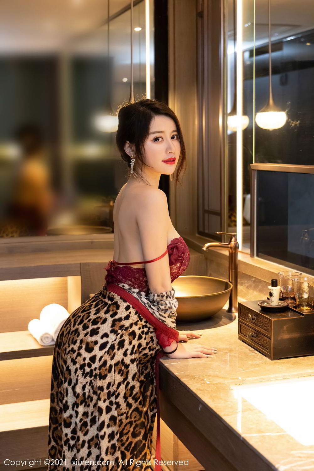 美七Mia的剧情主题 送瓶红酒到房间