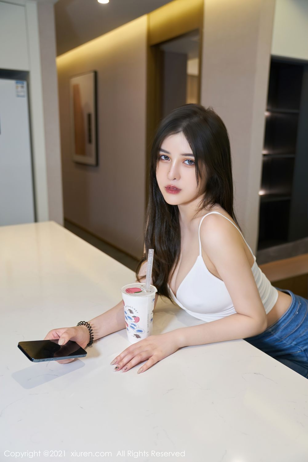 邻家姐姐韩静安 洁白吊带牛仔裤