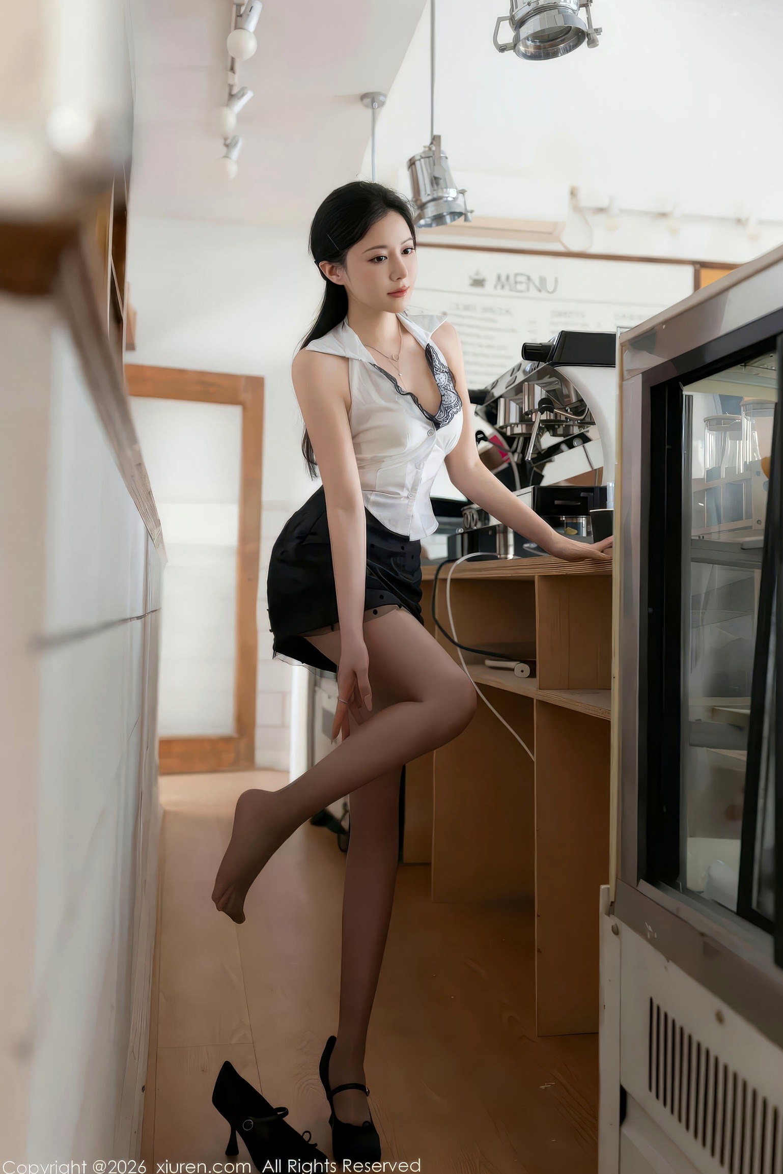 XiuRen秀人网-11304-鱼子酱Fish-咖啡馆绝美私房大尺度白领制服丝袜长腿性感尤物-2026.01.30