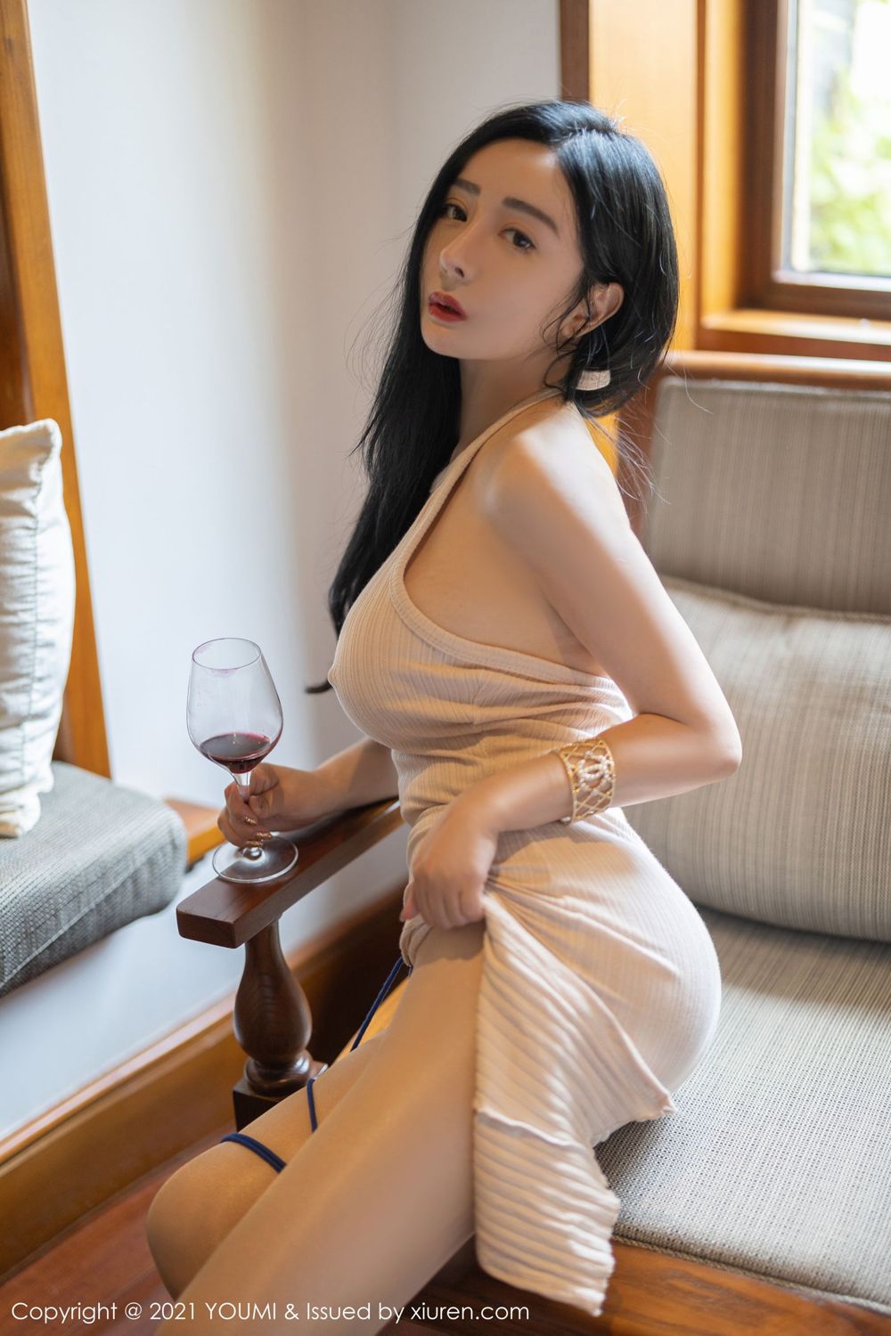允薾西双版纳旅拍 一束鲜花举杯共饮