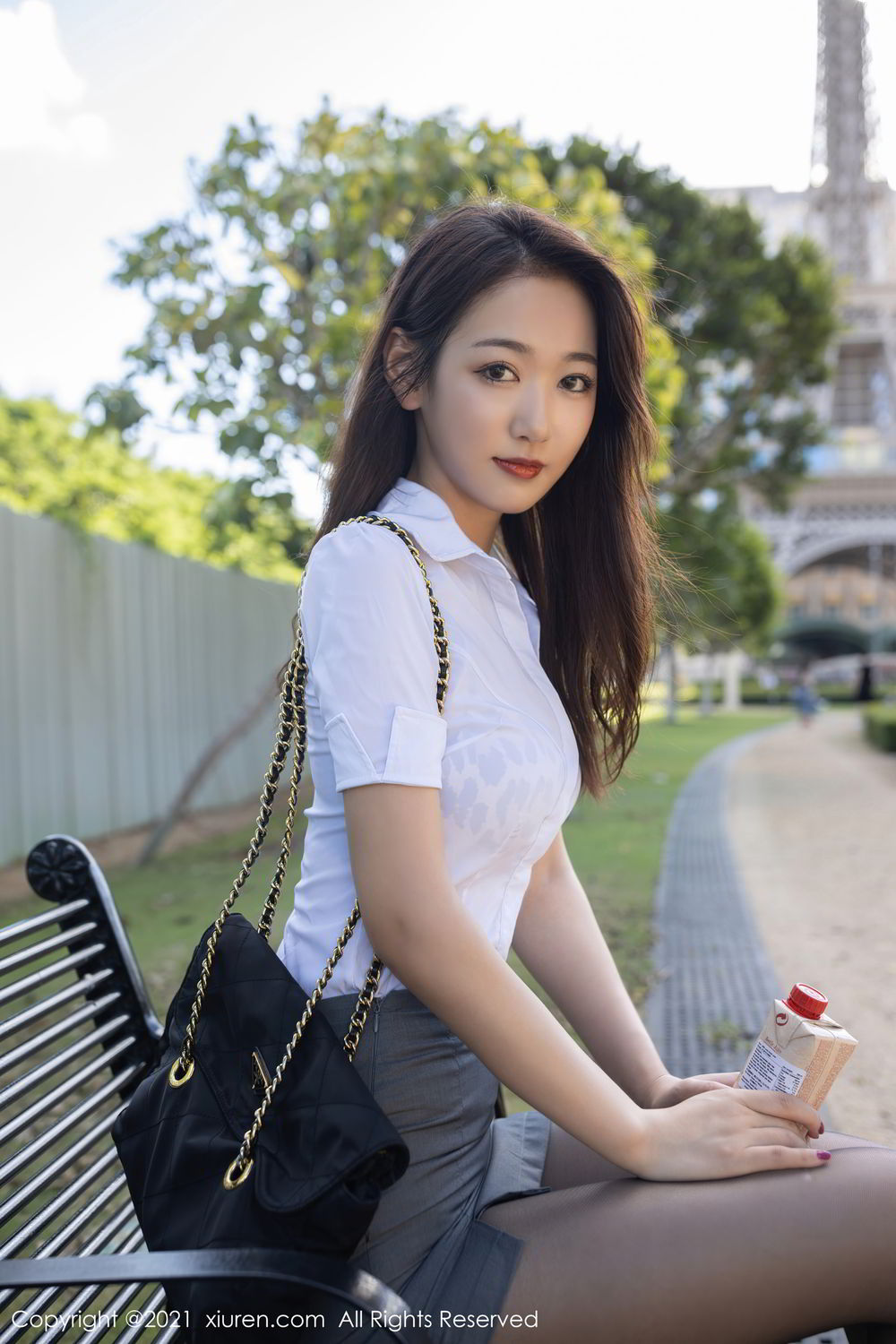 街头邂逅唐安琪 躲雨的美妙故事