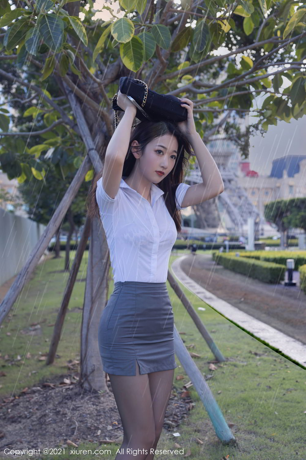 街头邂逅唐安琪 躲雨的美妙故事