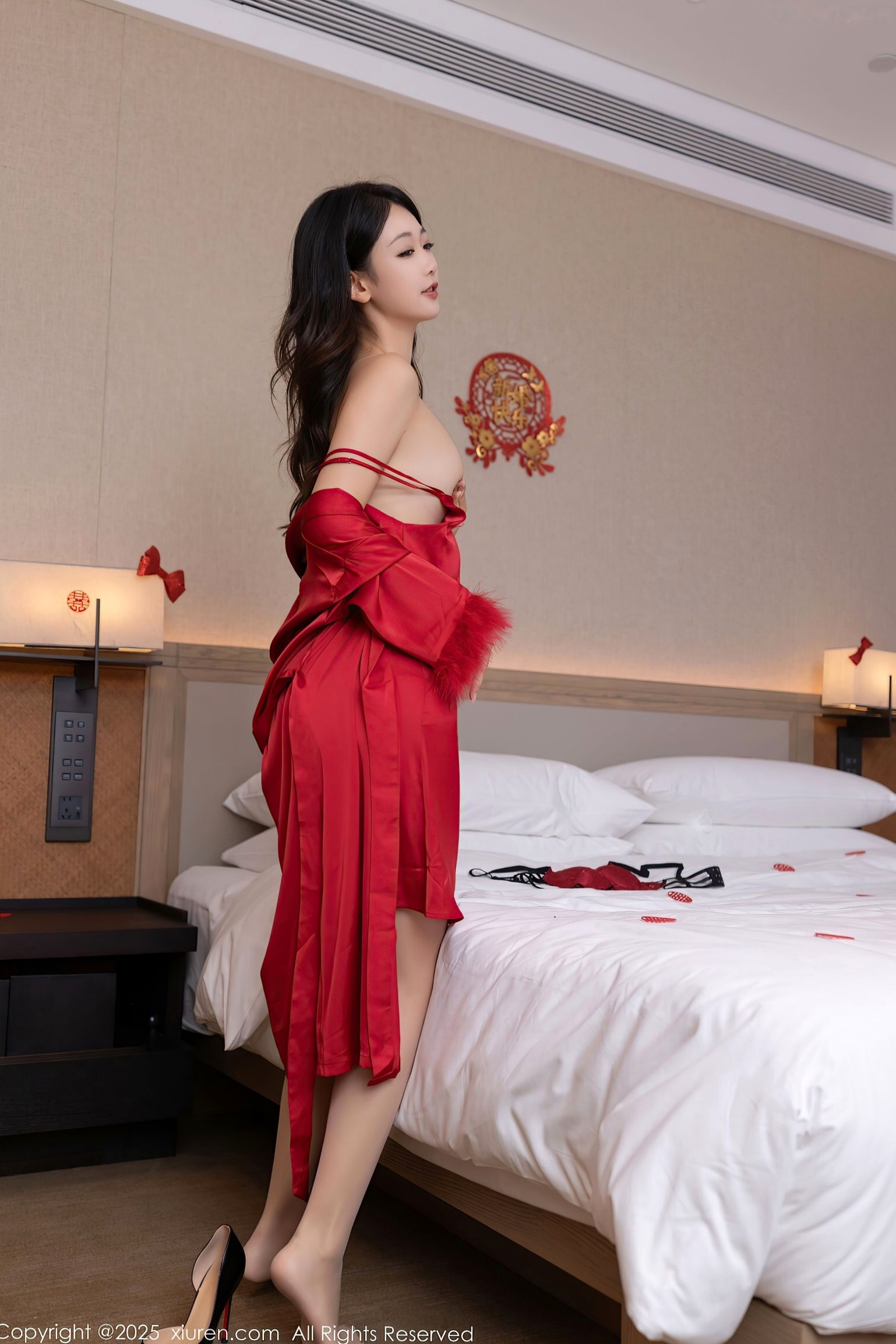 XiuRen秀人网 NO.10768 唐安琪 红色丝绸睡衣肉丝美腿 喜庆卧室私房性感写真