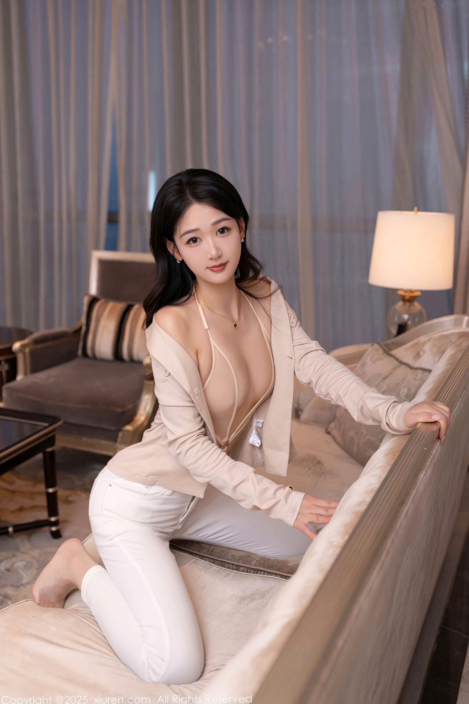 秀人网 唐安琪 干练米色西装紧身白裤室内私房 优雅职场丽人时尚穿搭写真