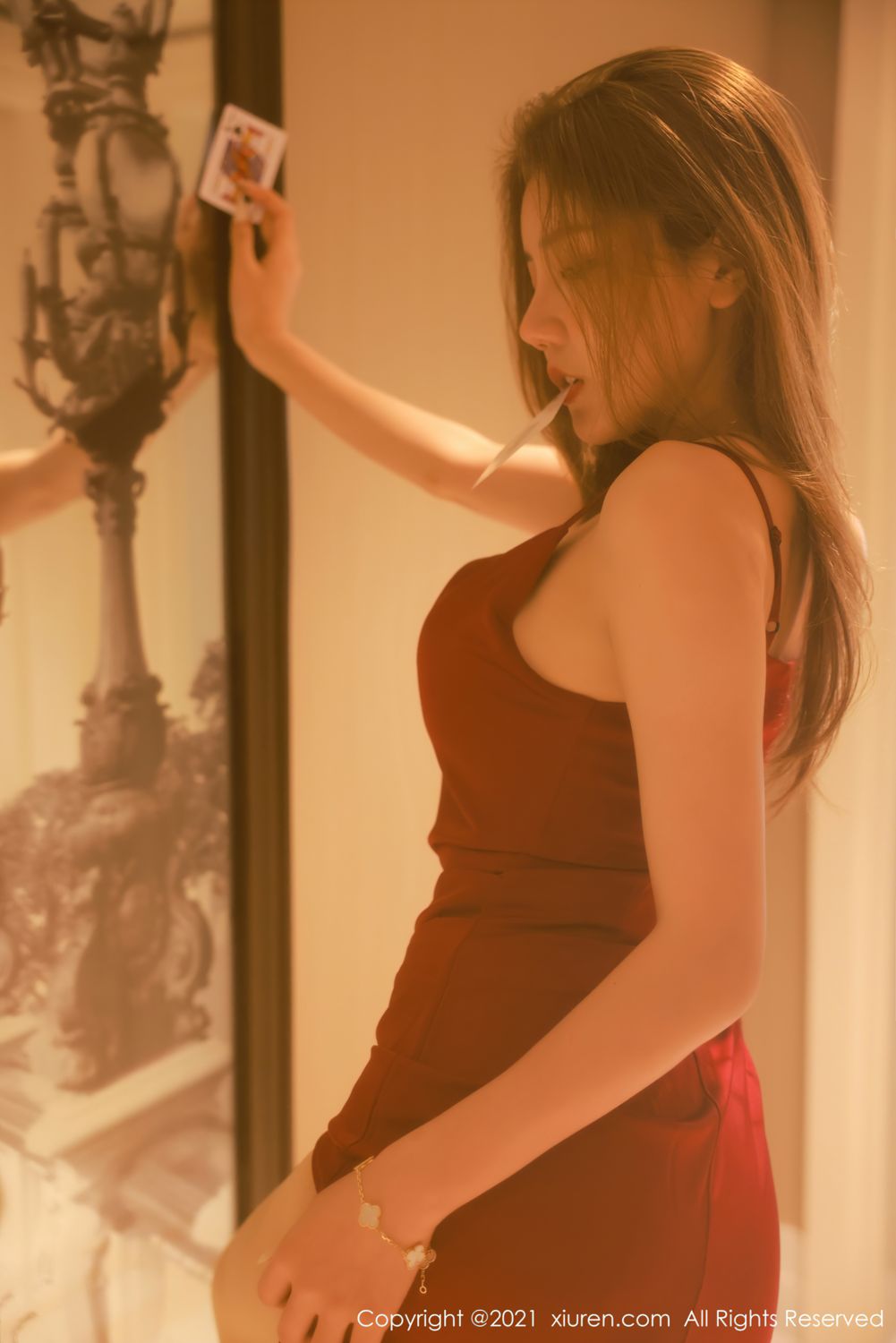 荷官女郎夏西CiCi 猩红吊裙港风娇媚