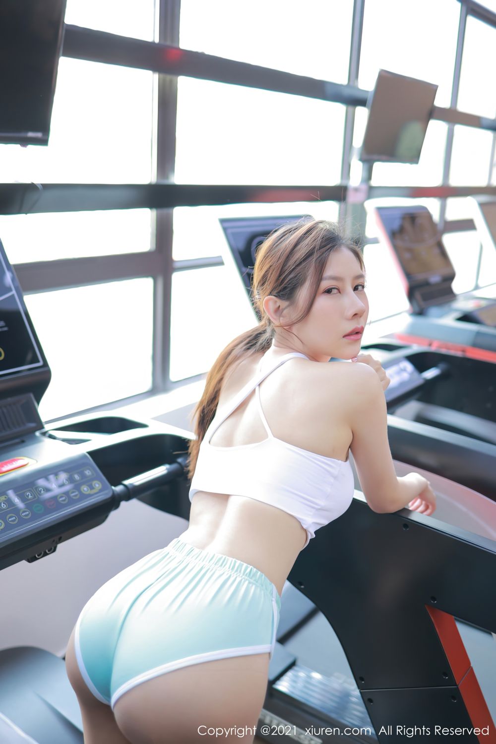 养眼美女尹甜甜 真实的健身房