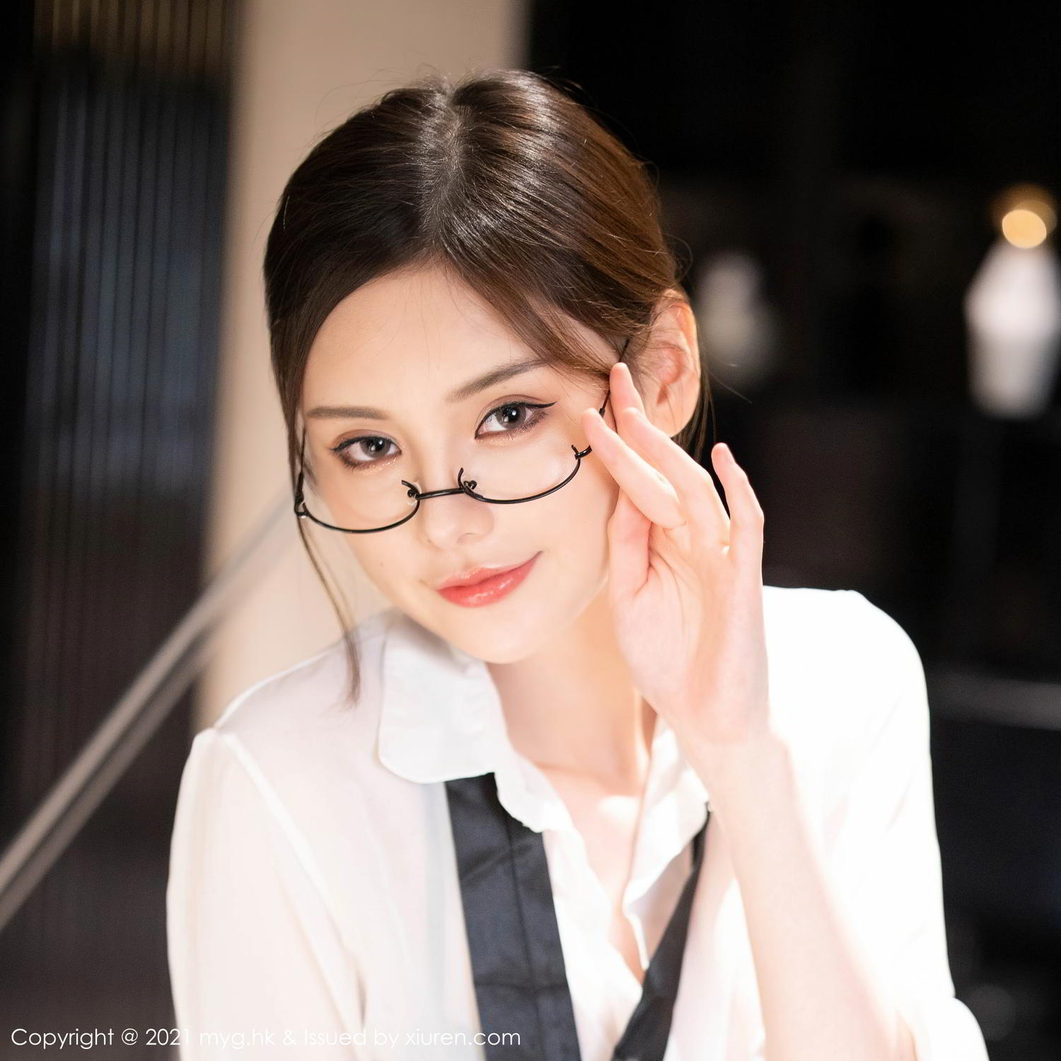 新晋女神小夕juju 白衬衫与黑短裙