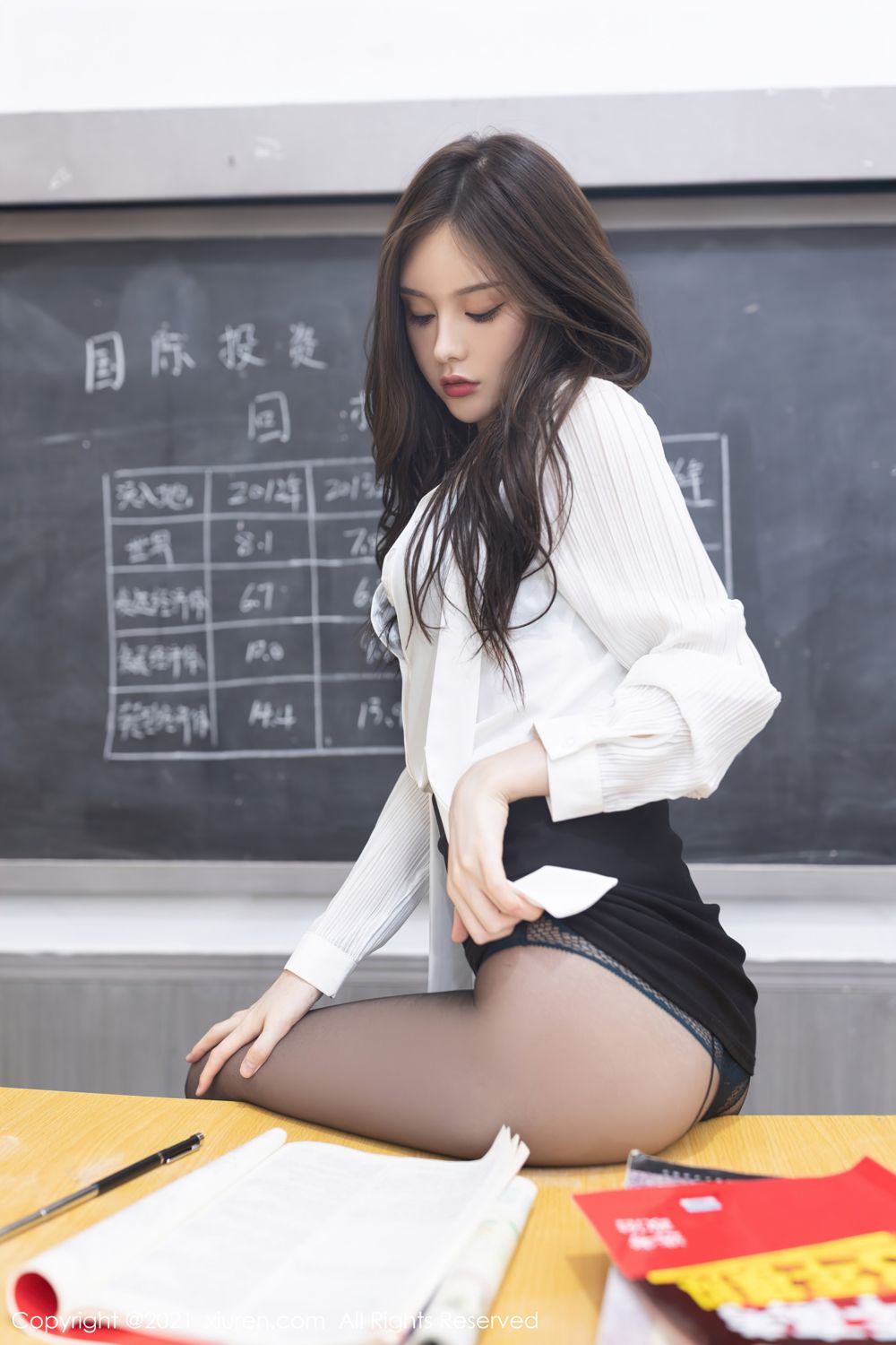 王心怡轻灵之气 靓丽多姿职业装