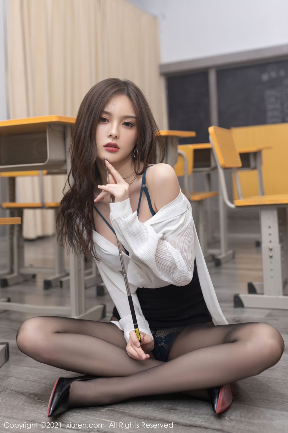 王心怡轻灵之气 靓丽多姿职业装