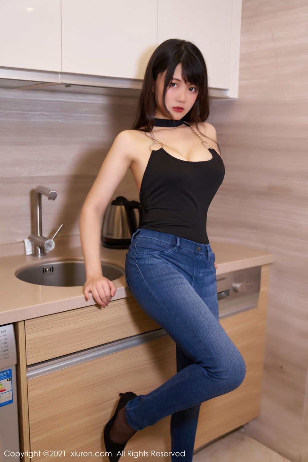 新人模特夏可馨 魅惑的黑色服饰