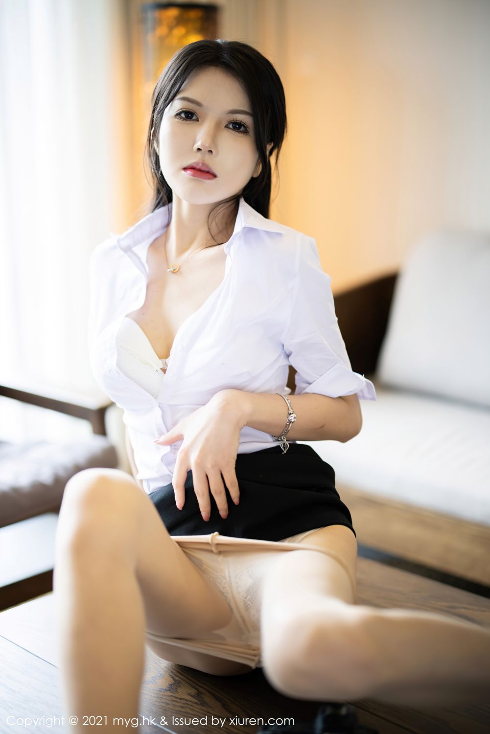 新人模特媛媛酱 白衬衫与黑短裙
