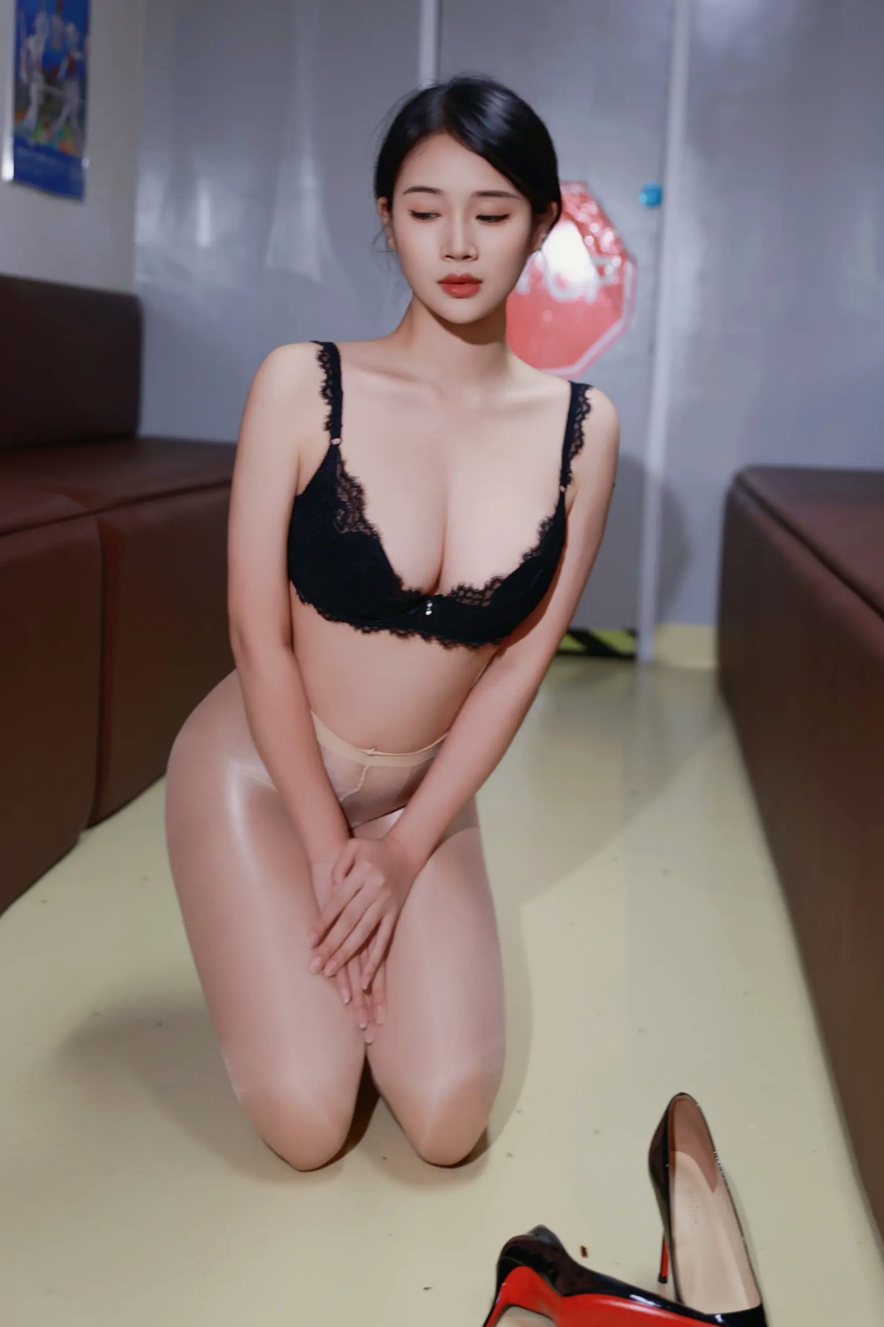 南乔 - 列车私拍黑丝美臀诱惑私房照