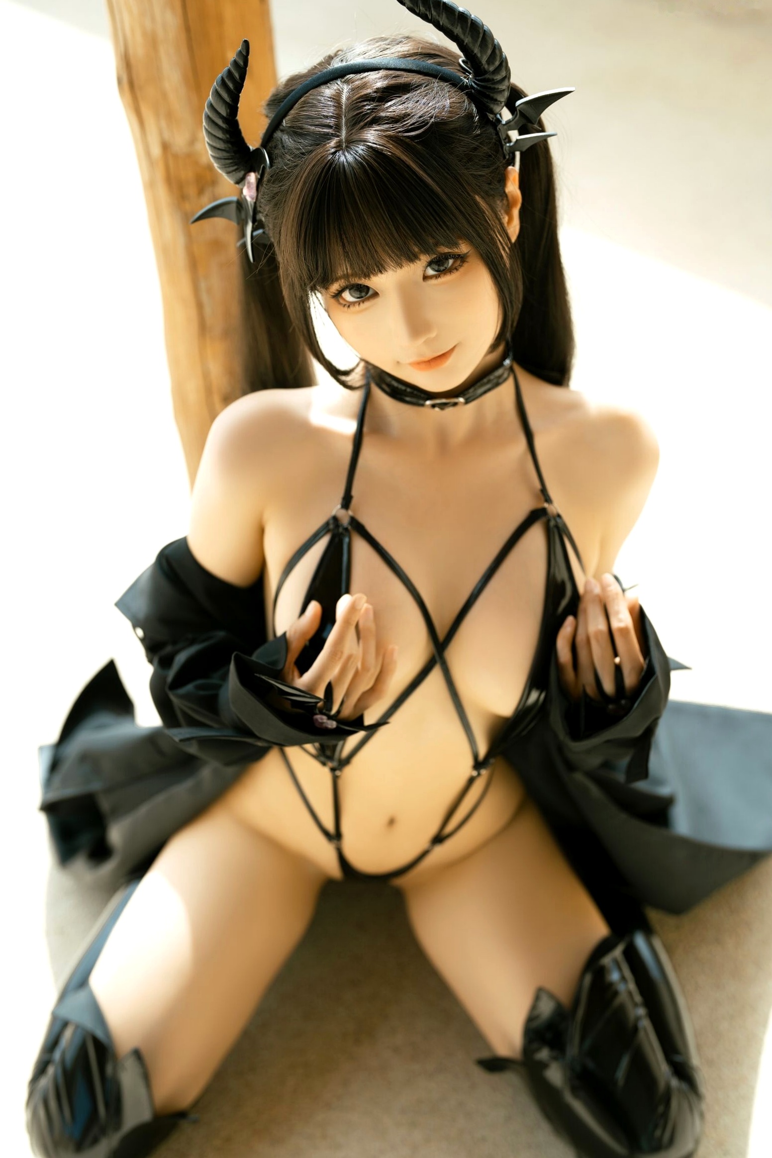 蠢沫沫-魅魔黑色大衣超小黑内衣性感Cosplay诱惑私房写真
