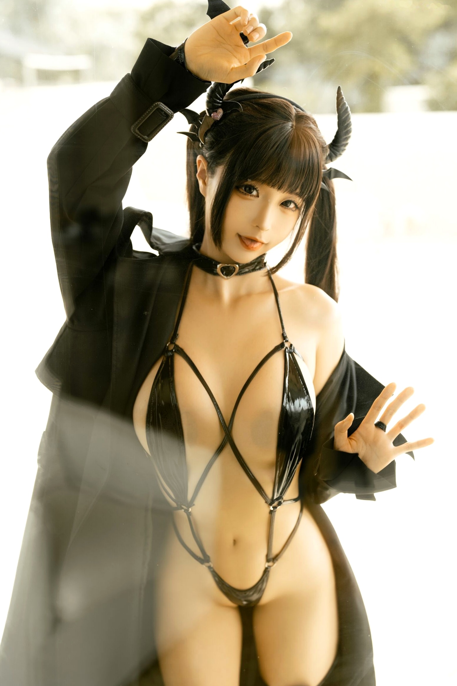 蠢沫沫-魅魔黑色大衣超小黑内衣性感Cosplay诱惑私房写真