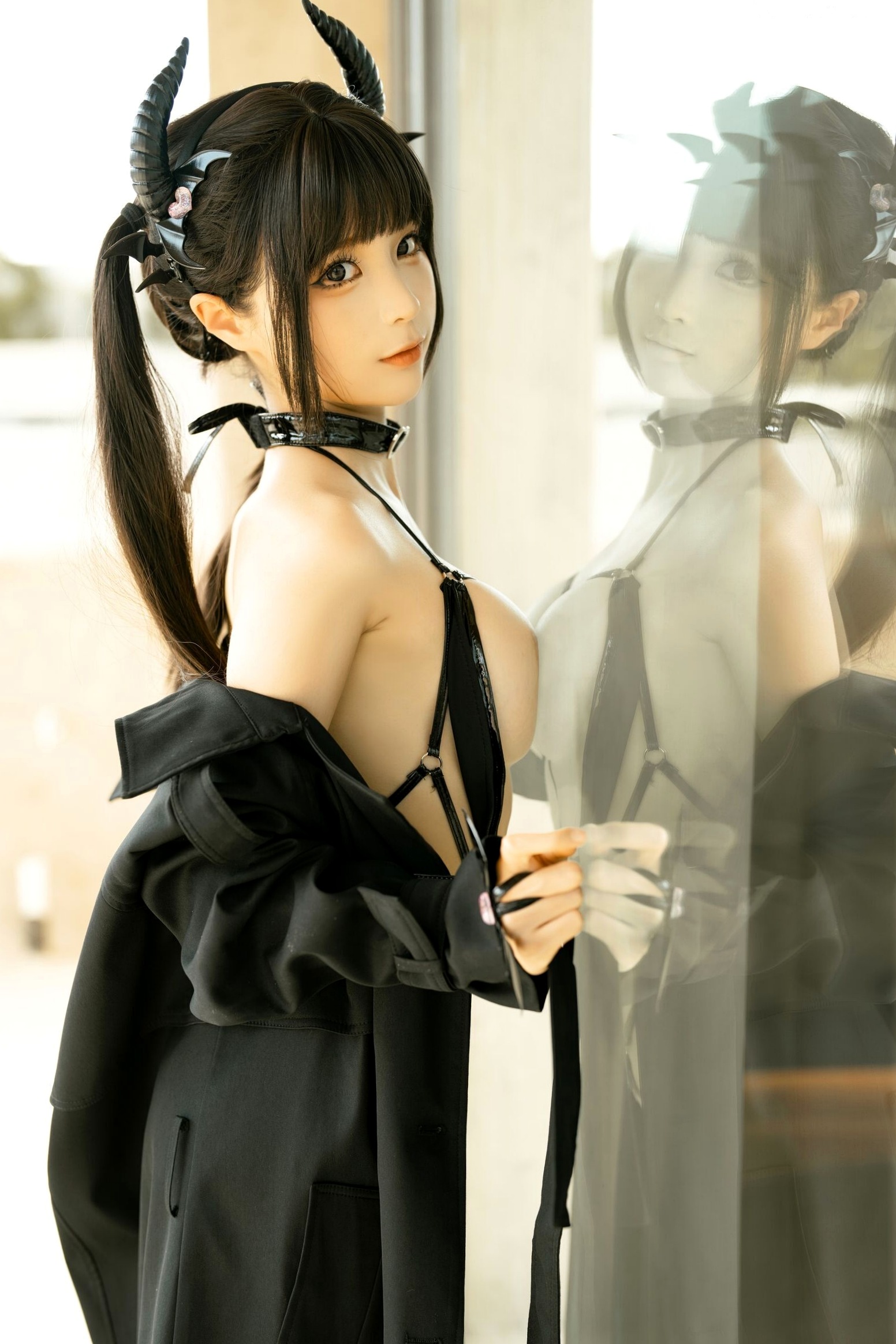 蠢沫沫-魅魔黑色大衣超小黑内衣性感Cosplay诱惑私房写真