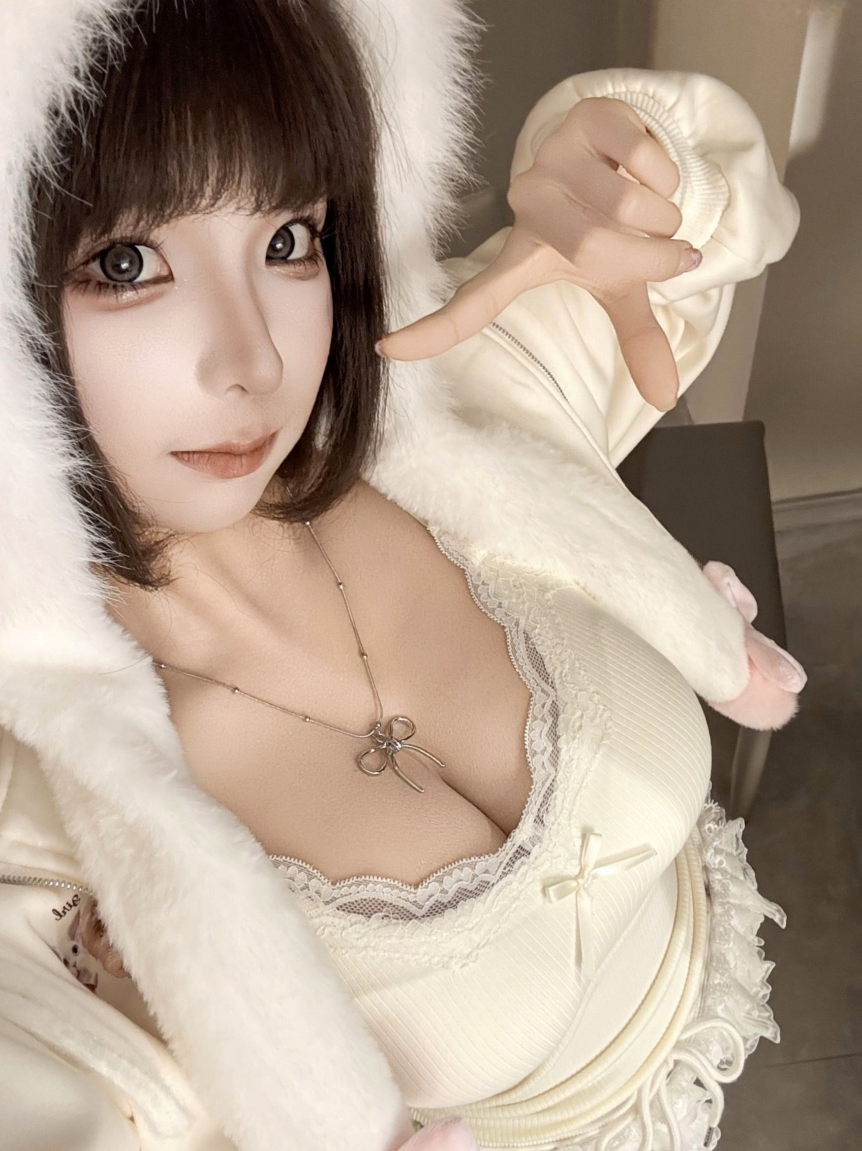 蠢沫沫-7月写真合集 绒绒毛帽蕾丝低胸私房照 萌系童颜巨乳甜美诱惑写真