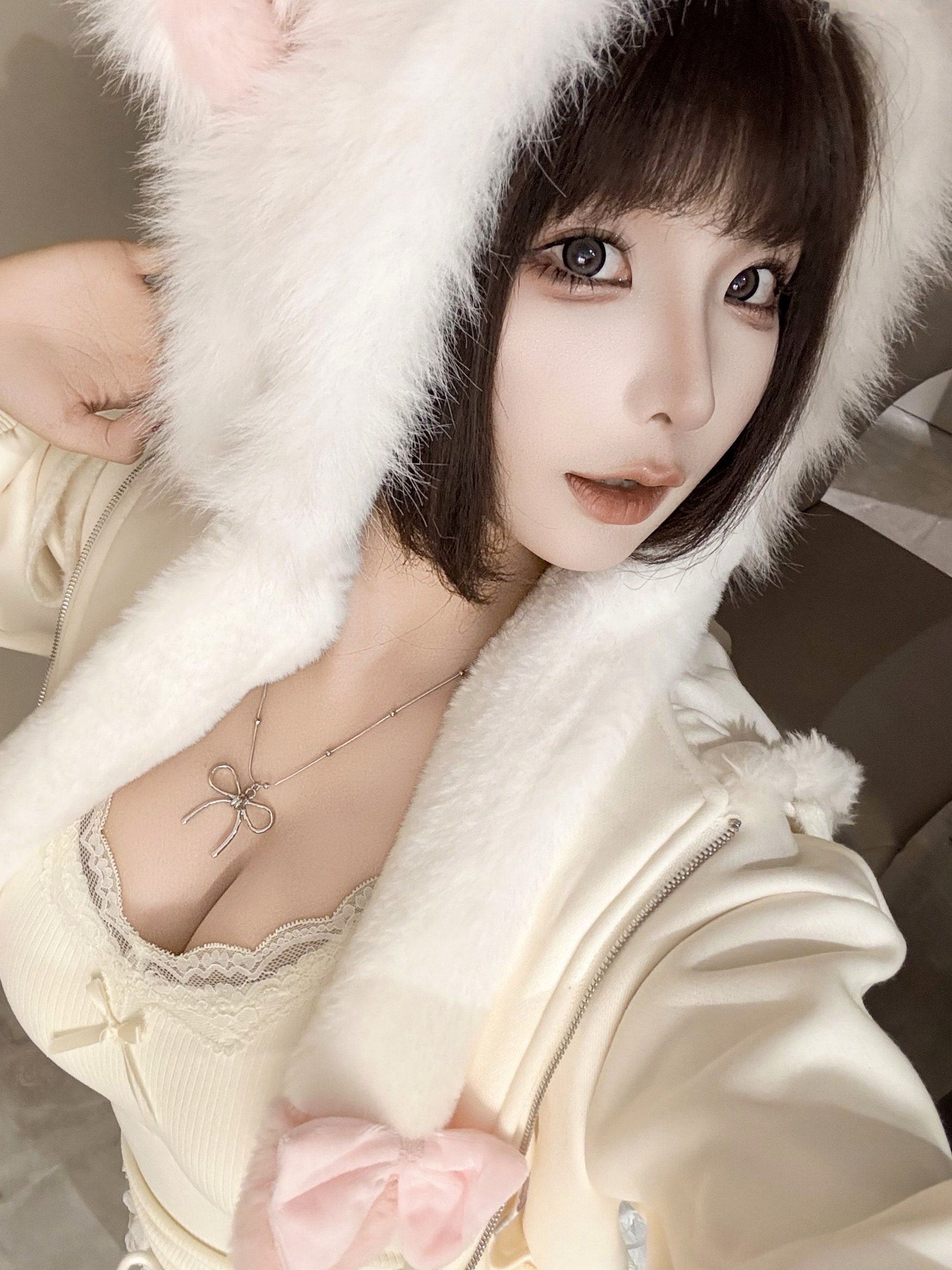 蠢沫沫-7月写真合集 绒绒毛帽蕾丝低胸私房照 萌系童颜巨乳甜美诱惑写真