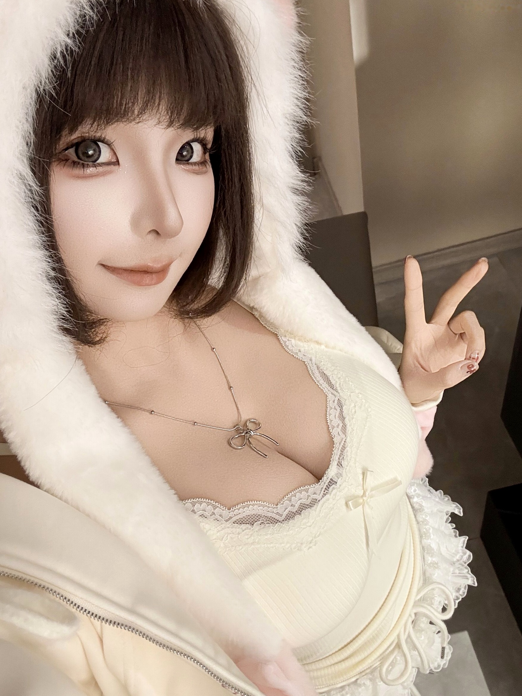 蠢沫沫-7月写真合集 绒绒毛帽蕾丝低胸私房照 萌系童颜巨乳甜美诱惑写真