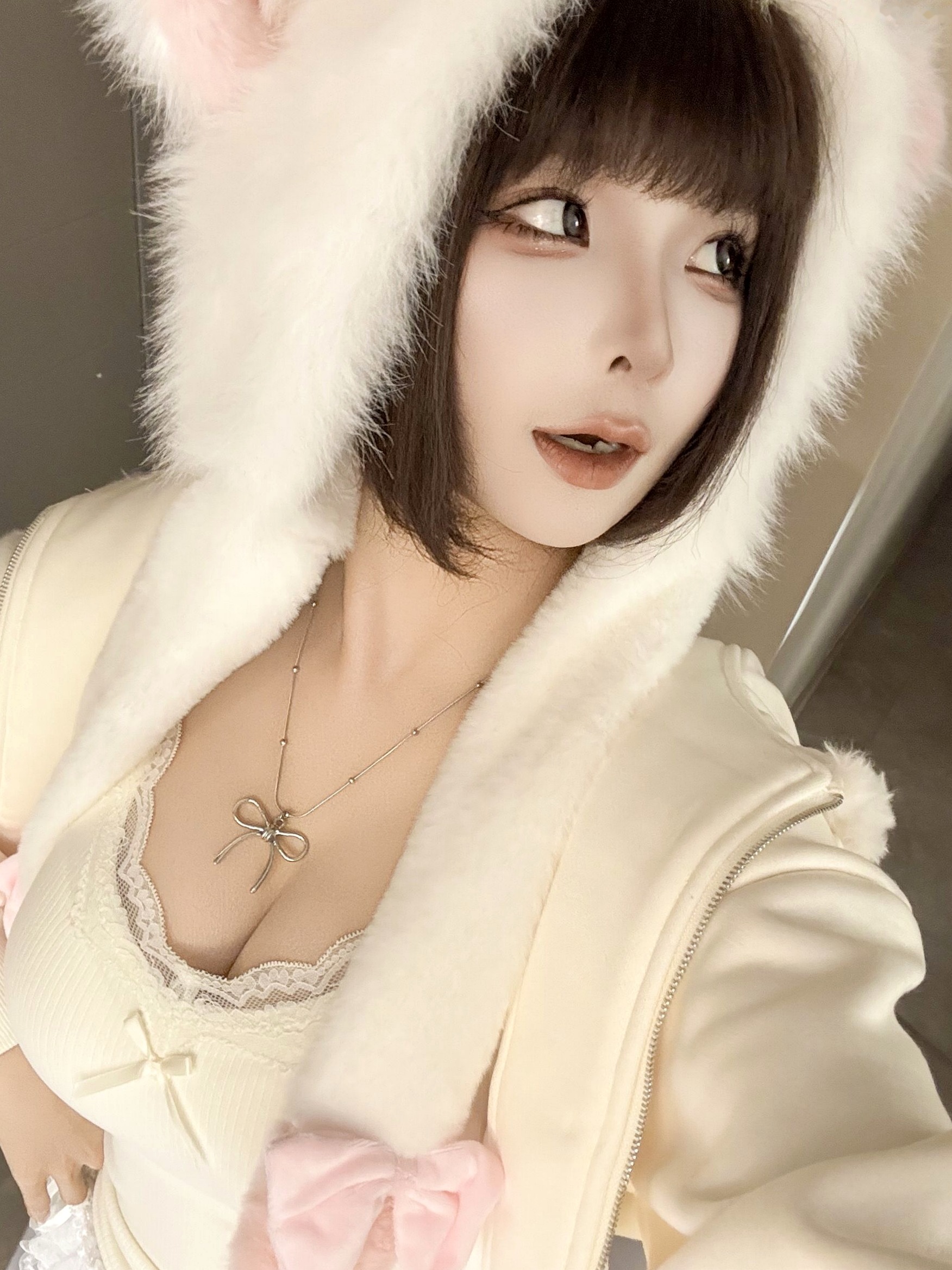 蠢沫沫-7月写真合集 绒绒毛帽蕾丝低胸私房照 萌系童颜巨乳甜美诱惑写真